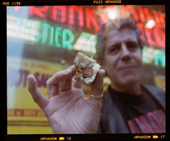 Anthony Bourdain Eating a Hot Dog de Jake Chessum