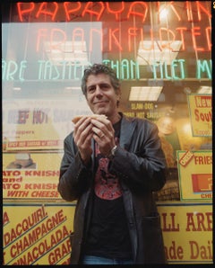 Anthony Bourdain mangeant un hot-dog à New York par Jake Chessum