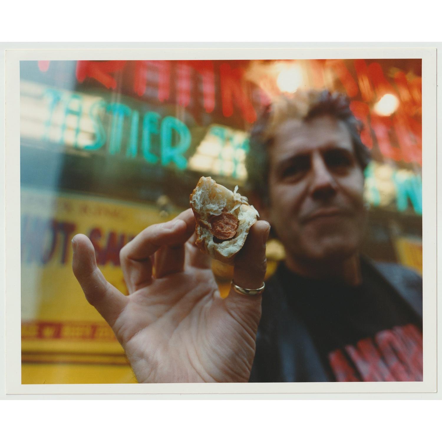 Original handgedruckter 8x10" Vintage-Farbdruck des Fotografen Jake Chessum von Anthony Bourdain, aufgenommen in NYC vor Papaya King an der 86th und Lexington

Von Jake zum Zeitpunkt des Fotoshootings gedruckt und auf der Rückseite von Jake Chessum