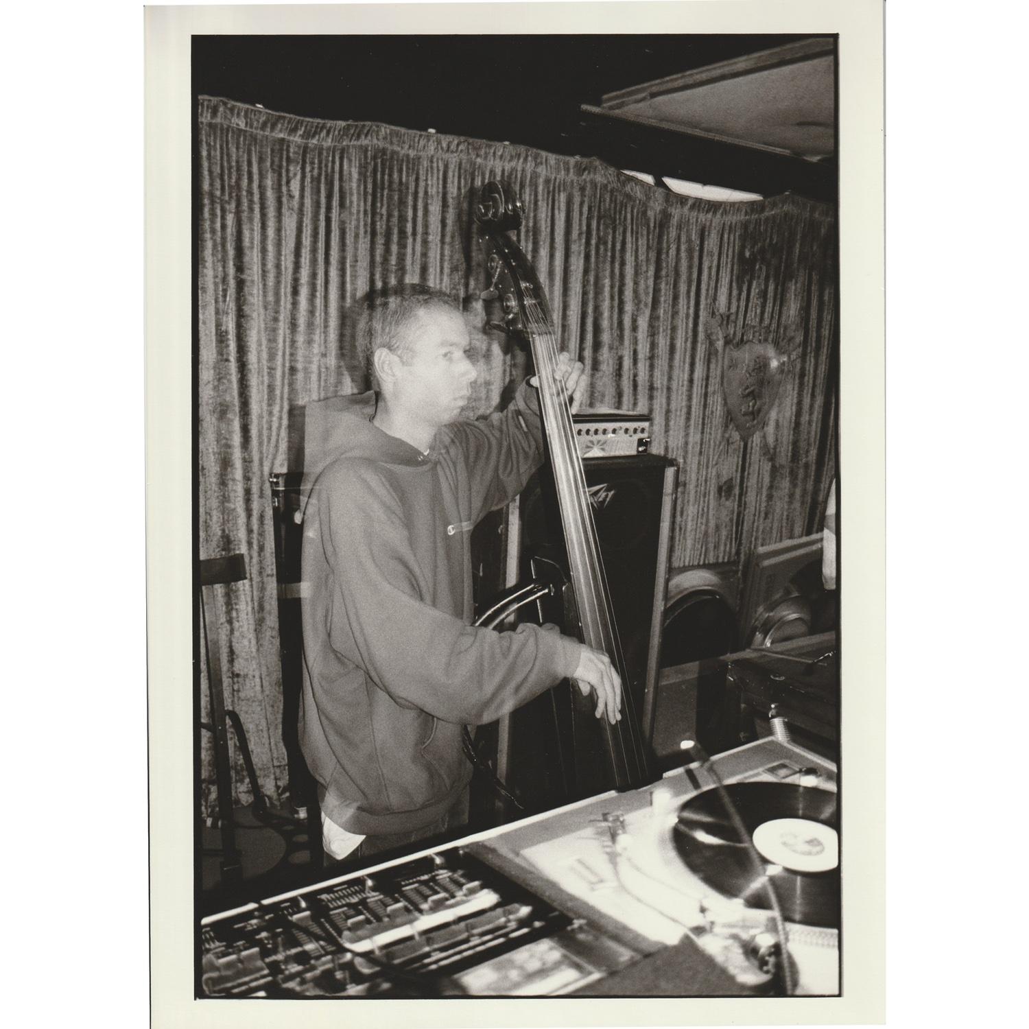 Originaler handgedruckter Vintage-Abzug des Fotografen Jake Chessum von Beastie Boys Adam Yauch, bekannt als MCA, beim Kontrabassspielen im Studio im Jahr 1994. 

Damals von Jake gedruckt, auf der Rückseite mit Bleistift signiert, datiert und