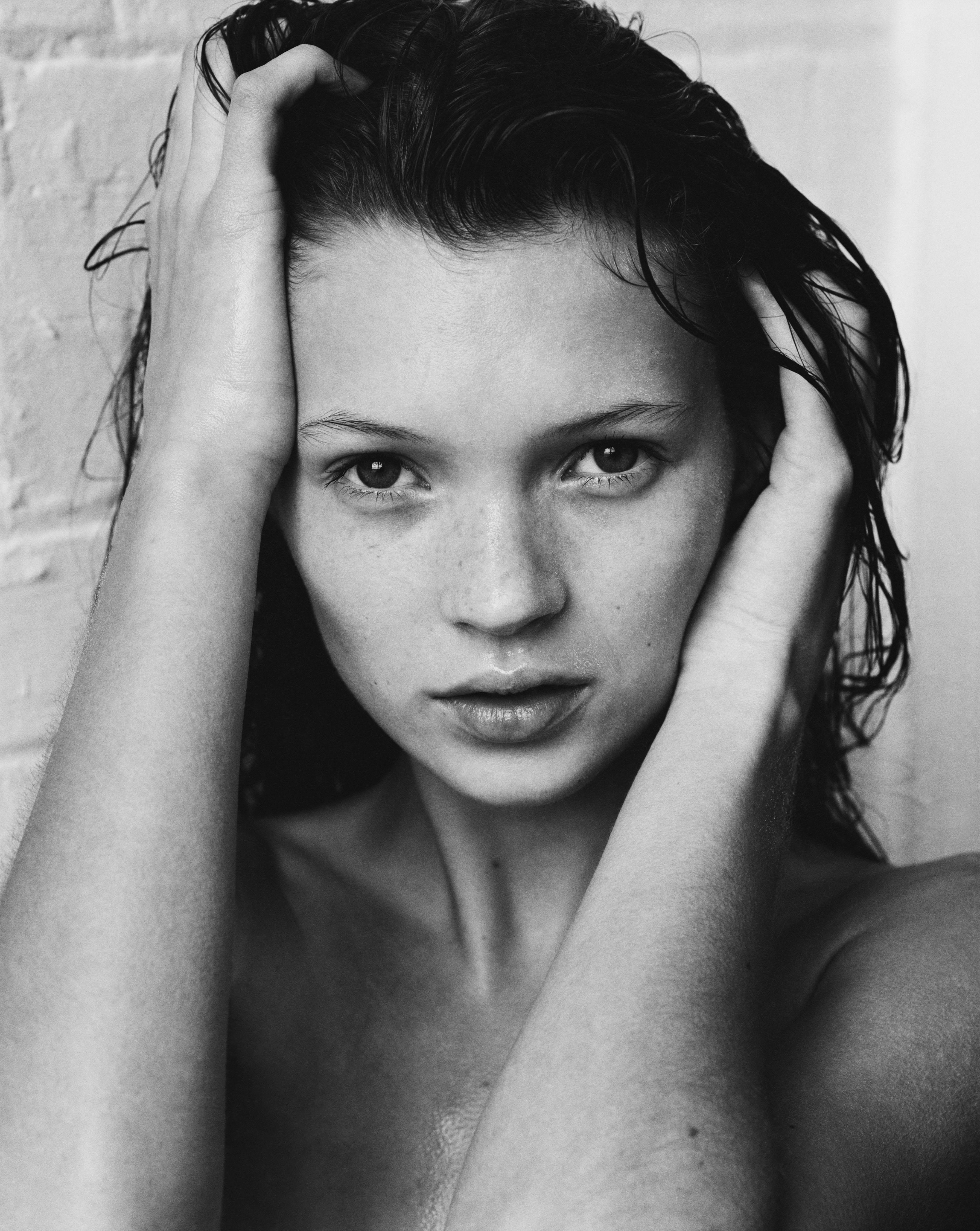 Jake Chessum Black and White Photograph – Kate Moss mit 16