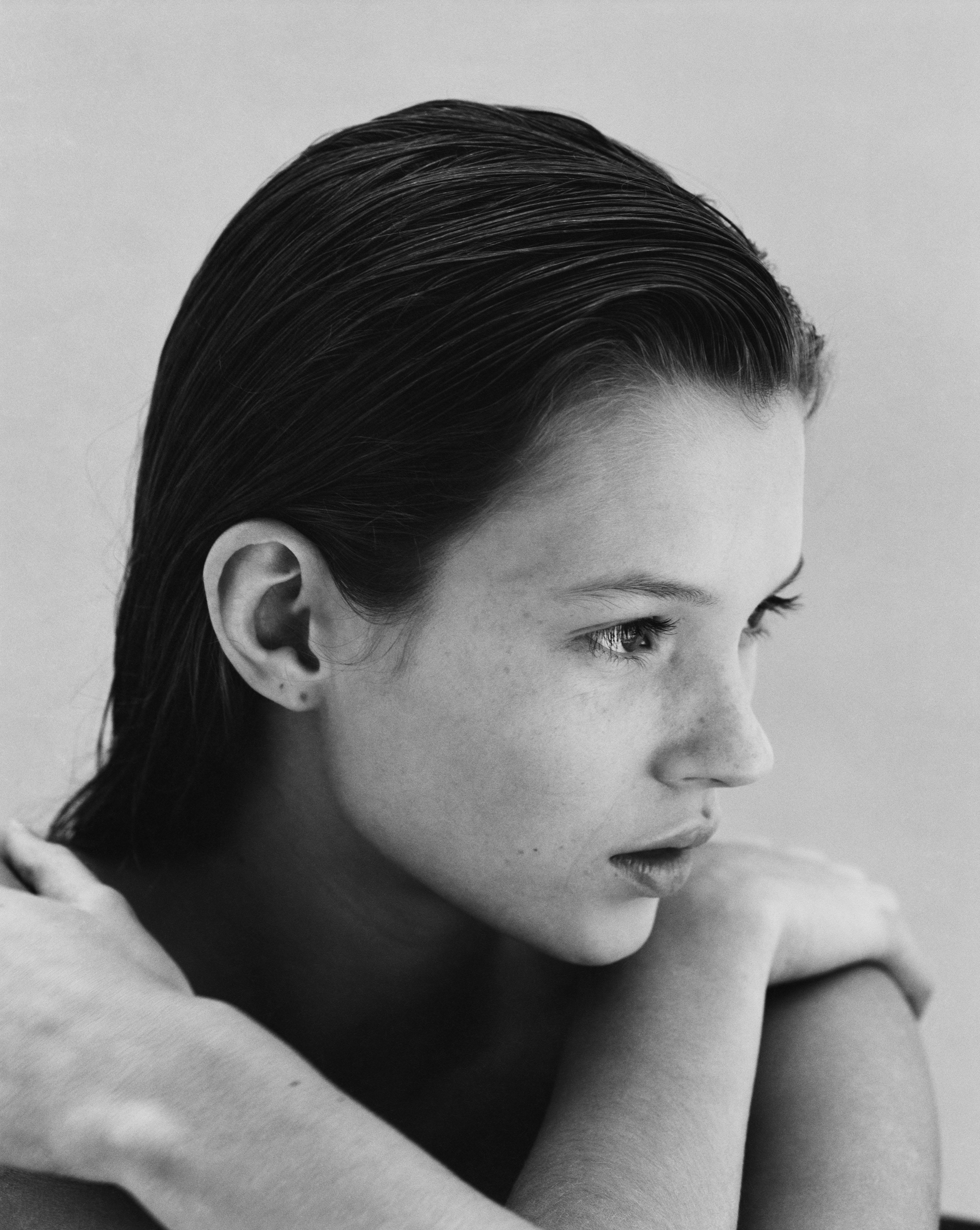 Jake Chessum Portrait Photograph – Kate Moss mit sechzehn Jahren
