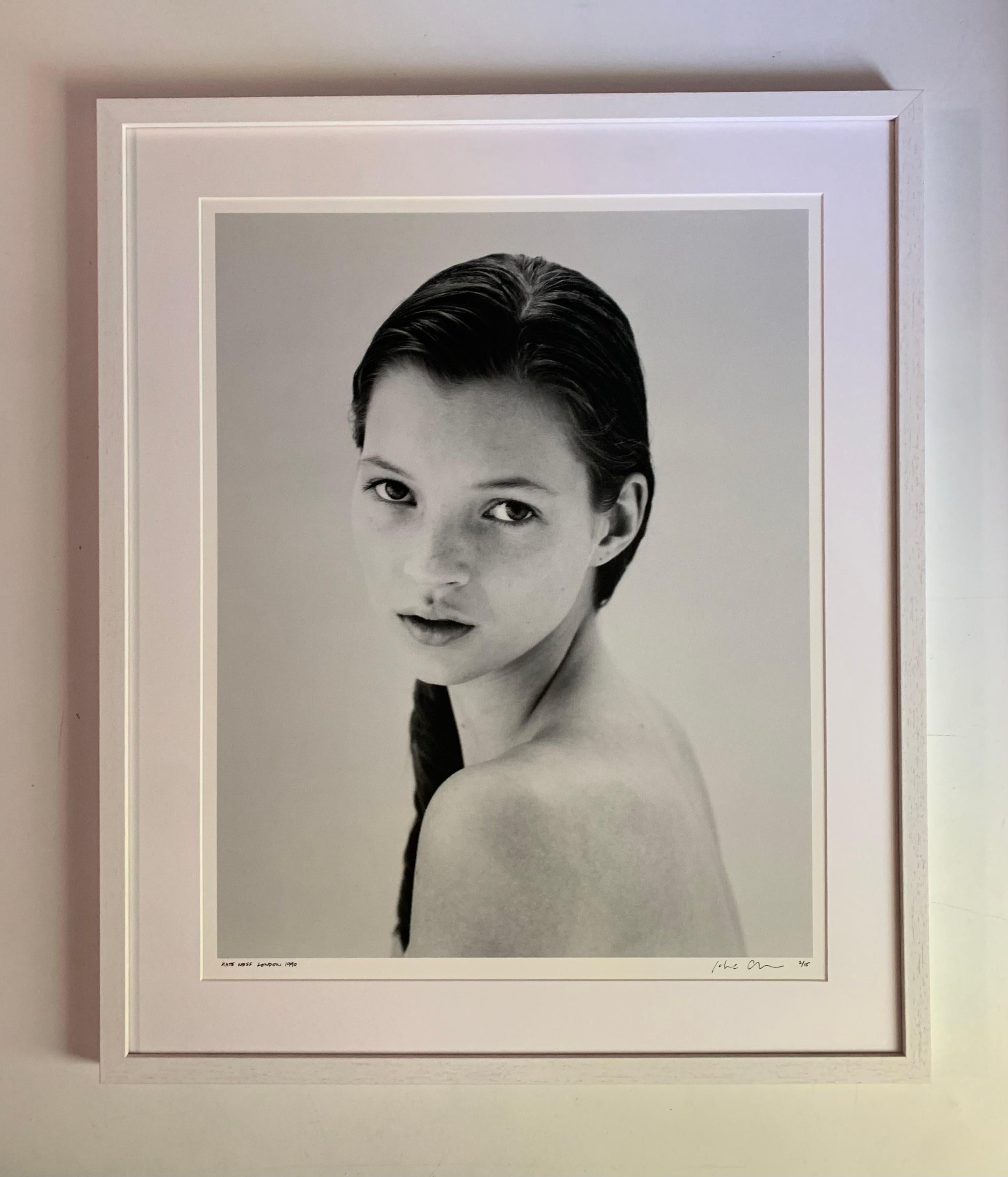 „Kate Moss London“ Signierter gerahmter Archivpigmentdruck in limitierter Auflage  – Photograph von Jake Chessum
