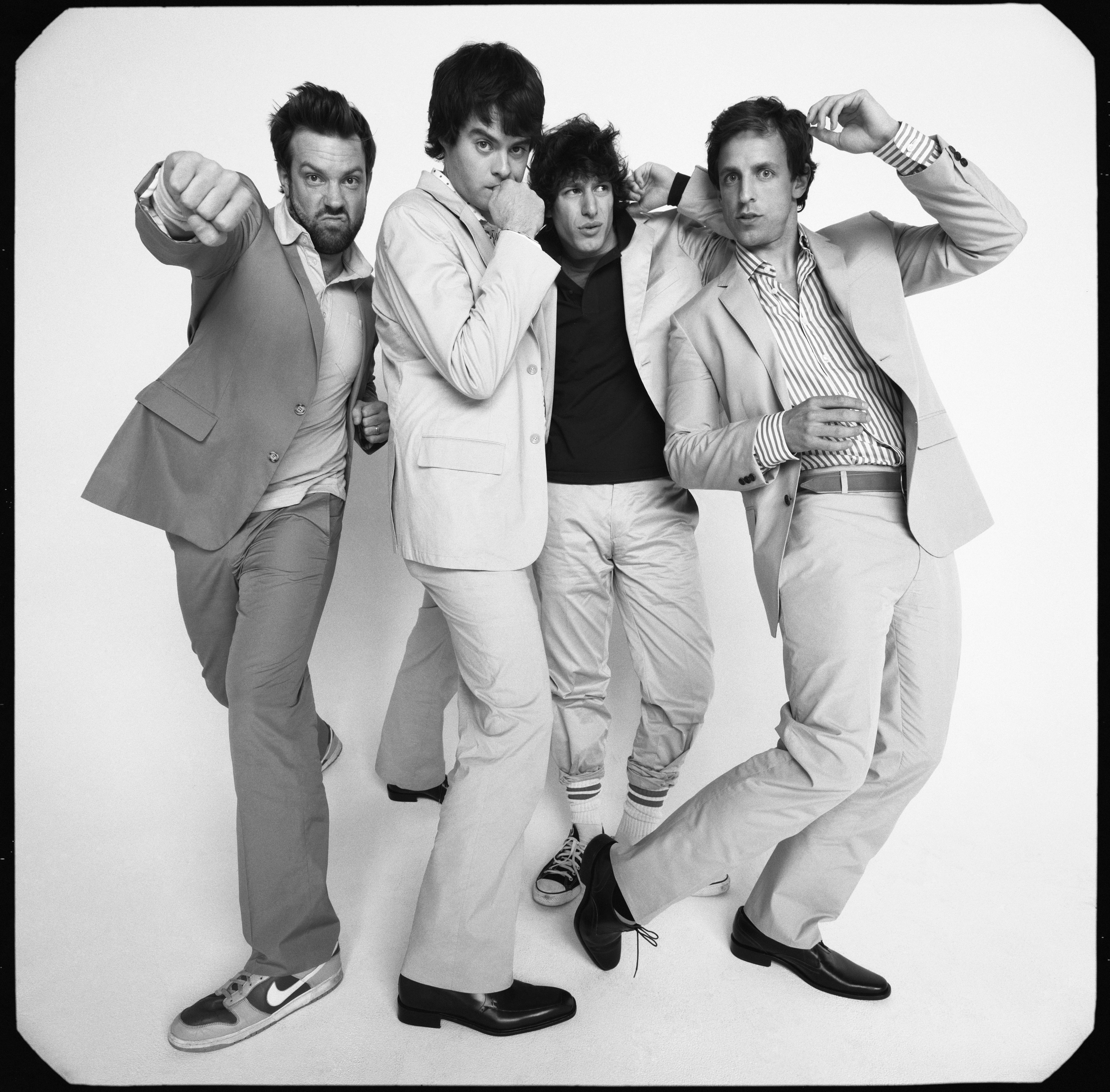 Miembros del reparto de Saturday Night Live por Jake Chessum, de izq. a dcha: Jason Sudekis, Bill Hader, Andy Samberg y Seth Myers. Tomada con Polaroid en Pier 59 para la revista Glamour en 2006. La foto está impresa en papel de archivo Fuji