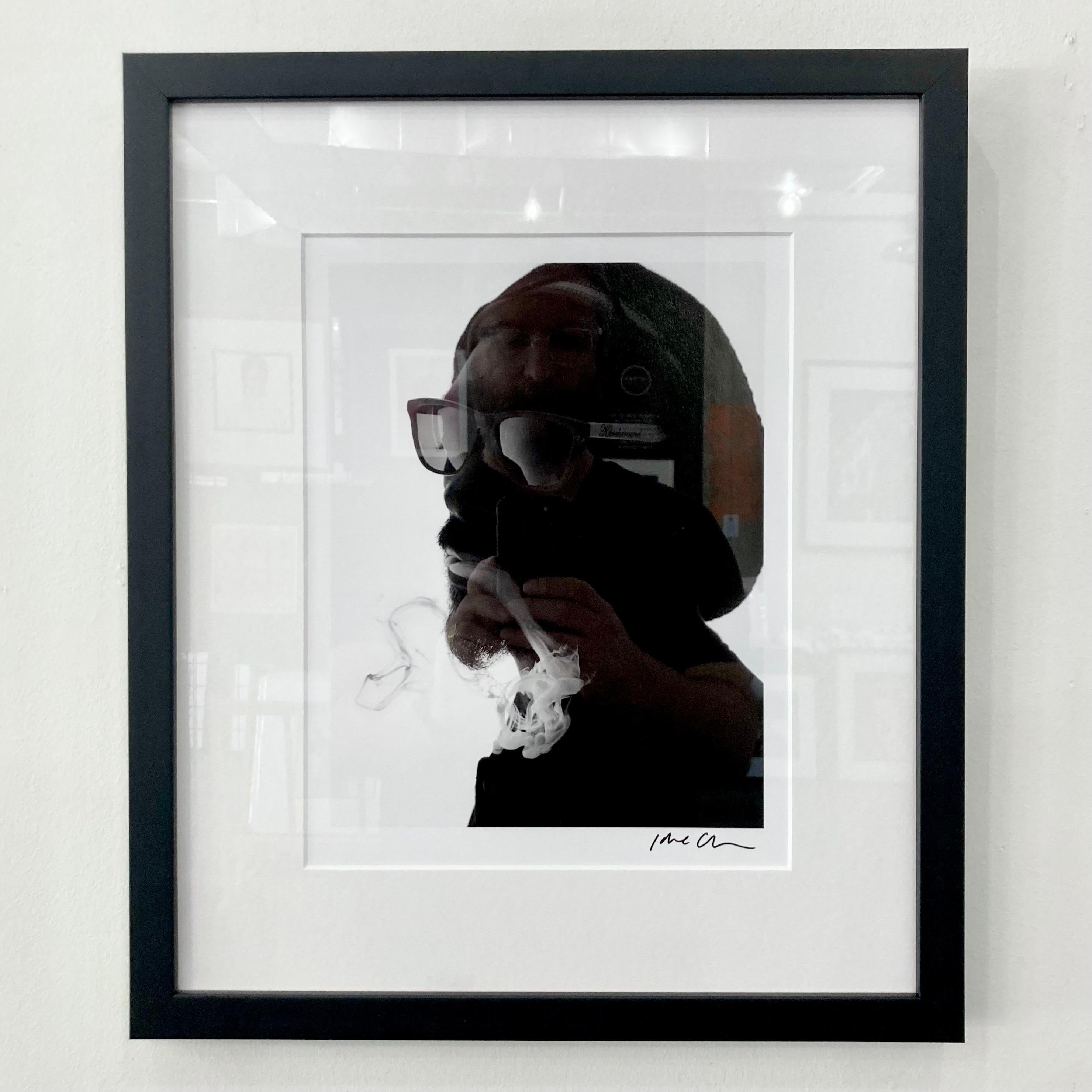 Gerahmter, 9x12" signierter Druck in offener Auflage von Snoop Dogg von Jake Chessum

Jake erinnert sich an die Fotosession: "Ich habe Snoop in den Milk Studios in LA fotografiert. Jeder bei den Dreharbeiten war so aufgeregt, ihn zu treffen. Er hat