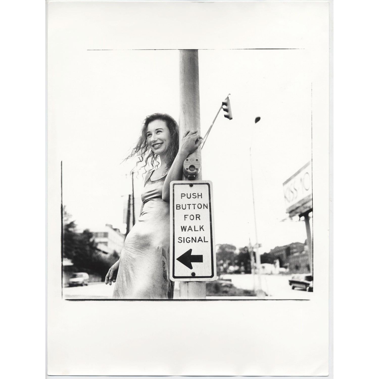 Originaler handgedruckter 12x16"-Dunkelkammer-Vintage-Druck des Fotografen Jake Chessum von Tori Amos. Gedruckt von Jake in den 90er Jahren, zur Zeit des Fotoshootings. 

Jake erinnert sich an die Session: "Tori Amos spielte 1994 zwei Abende in