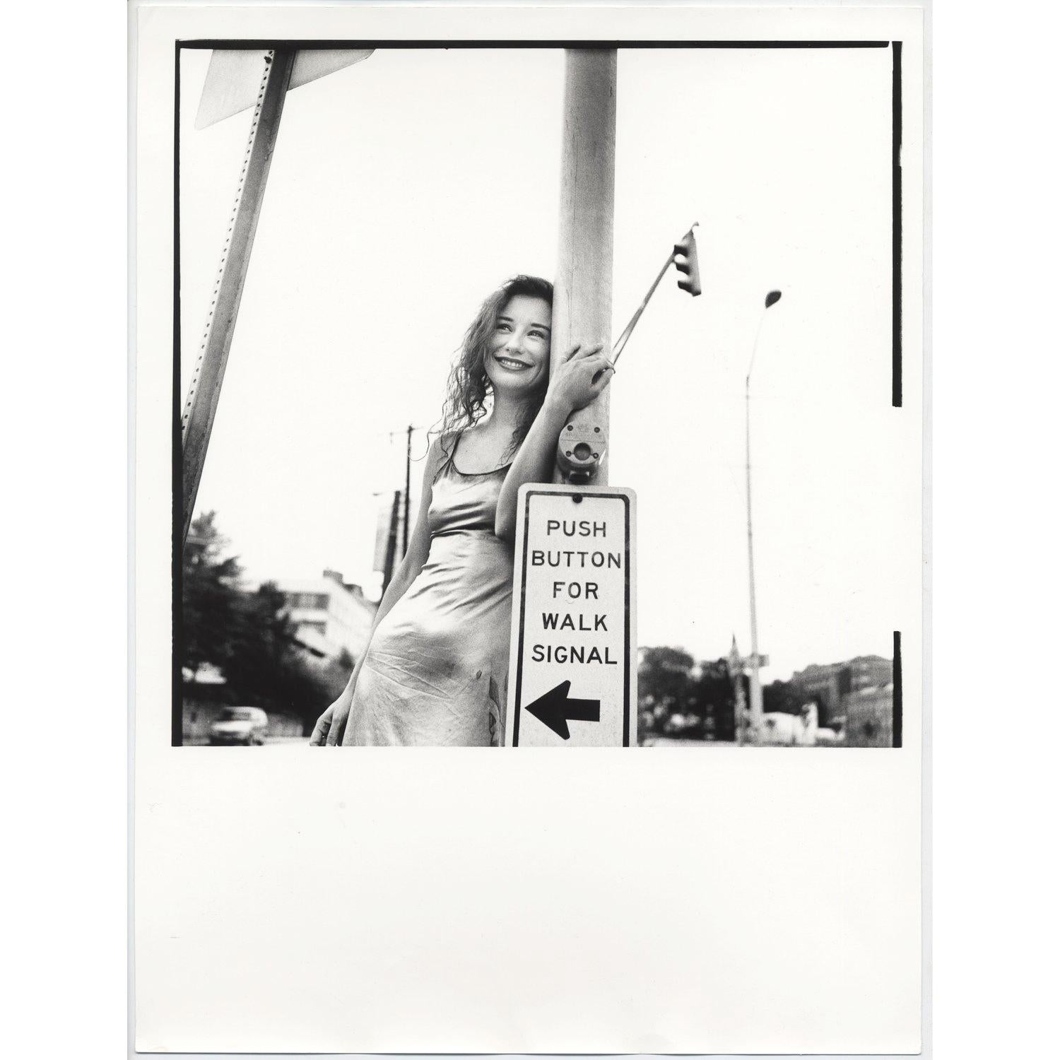 Original handgedruckter 12x16"-Dunkelkammerdruck des Fotografen Jake Chessum von Tori Amos. Gedruckt von Jake in den 90er Jahren, zur Zeit des Fotoshootings.

Jake erinnert sich an die Session: "Tori Amos spielte 1994 zwei Abende in Atlanta, Ga.,