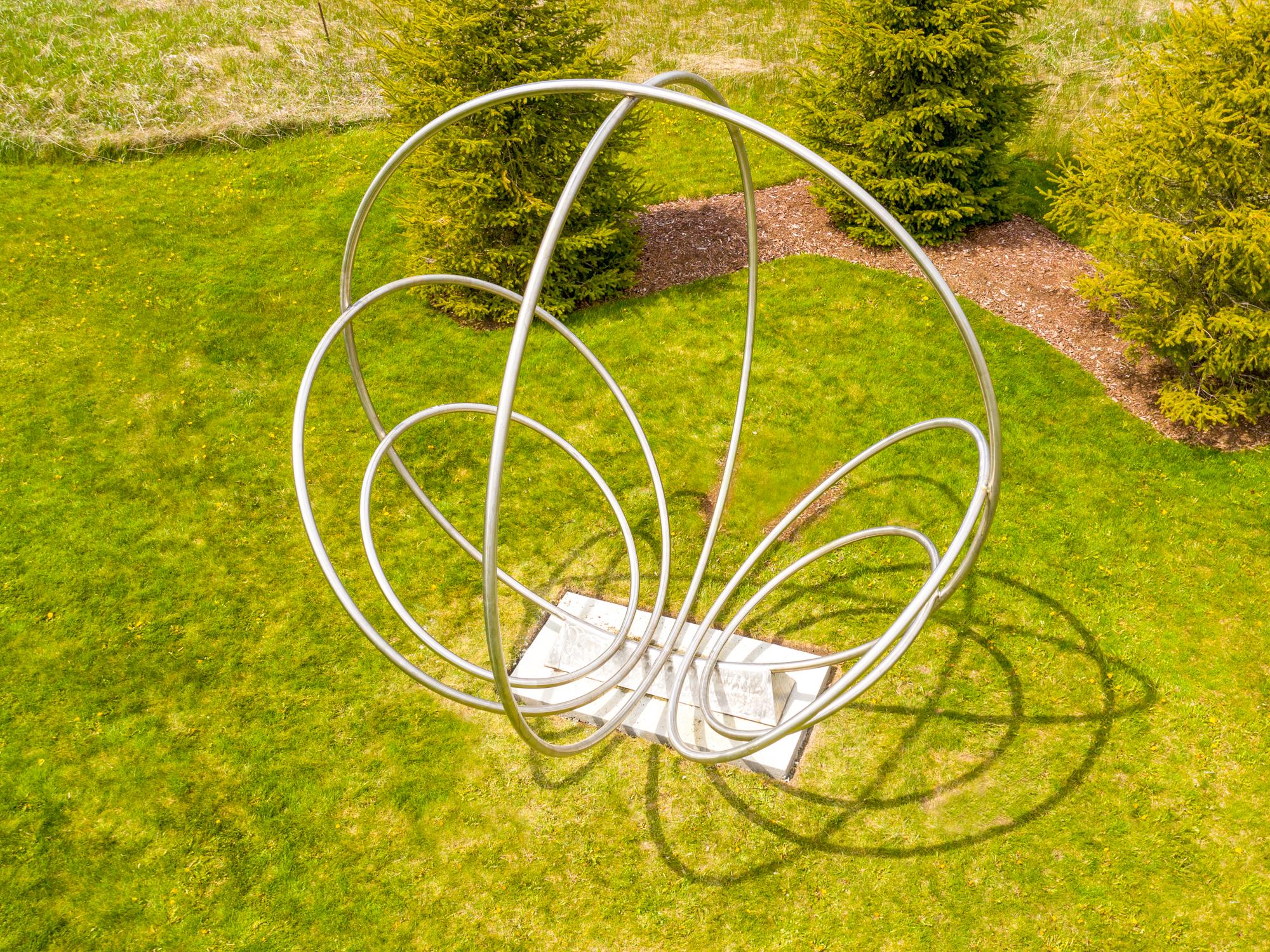 Sechs Ringe – große, symmetrische, abstrakte Ringe, Skulptur aus Edelstahl für den Außenbereich im Angebot 3