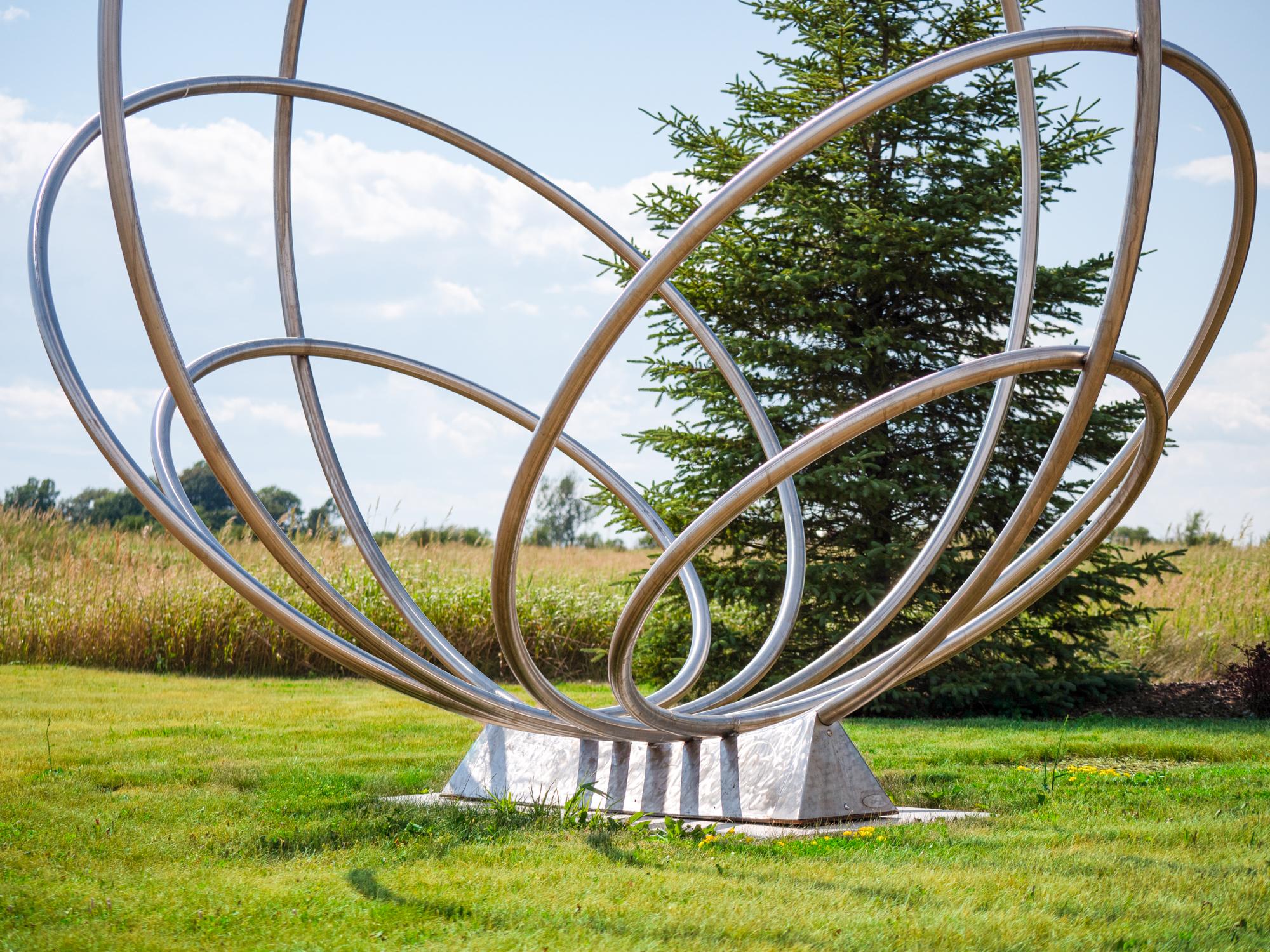 Sechs Ringe – große, symmetrische, abstrakte Ringe, Skulptur aus Edelstahl für den Außenbereich im Angebot 4