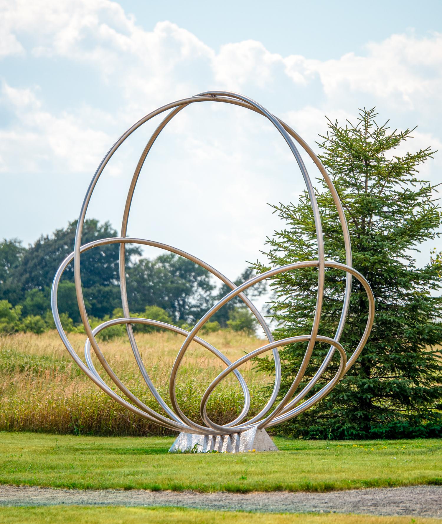 Jake Goertzen Abstract Sculpture – Sechs Ringe – große, symmetrische, abstrakte Ringe, Skulptur aus Edelstahl für den Außenbereich