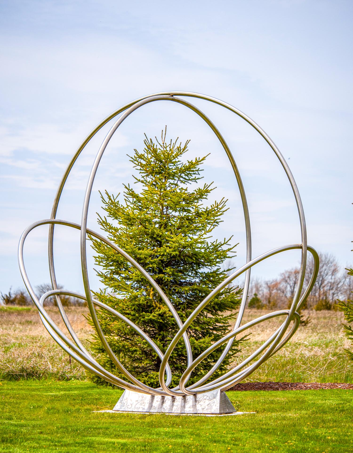 Sechs Ringe – große, symmetrische, abstrakte Ringe, Skulptur aus Edelstahl für den Außenbereich (Zeitgenössisch), Sculpture, von Jake Goertzen