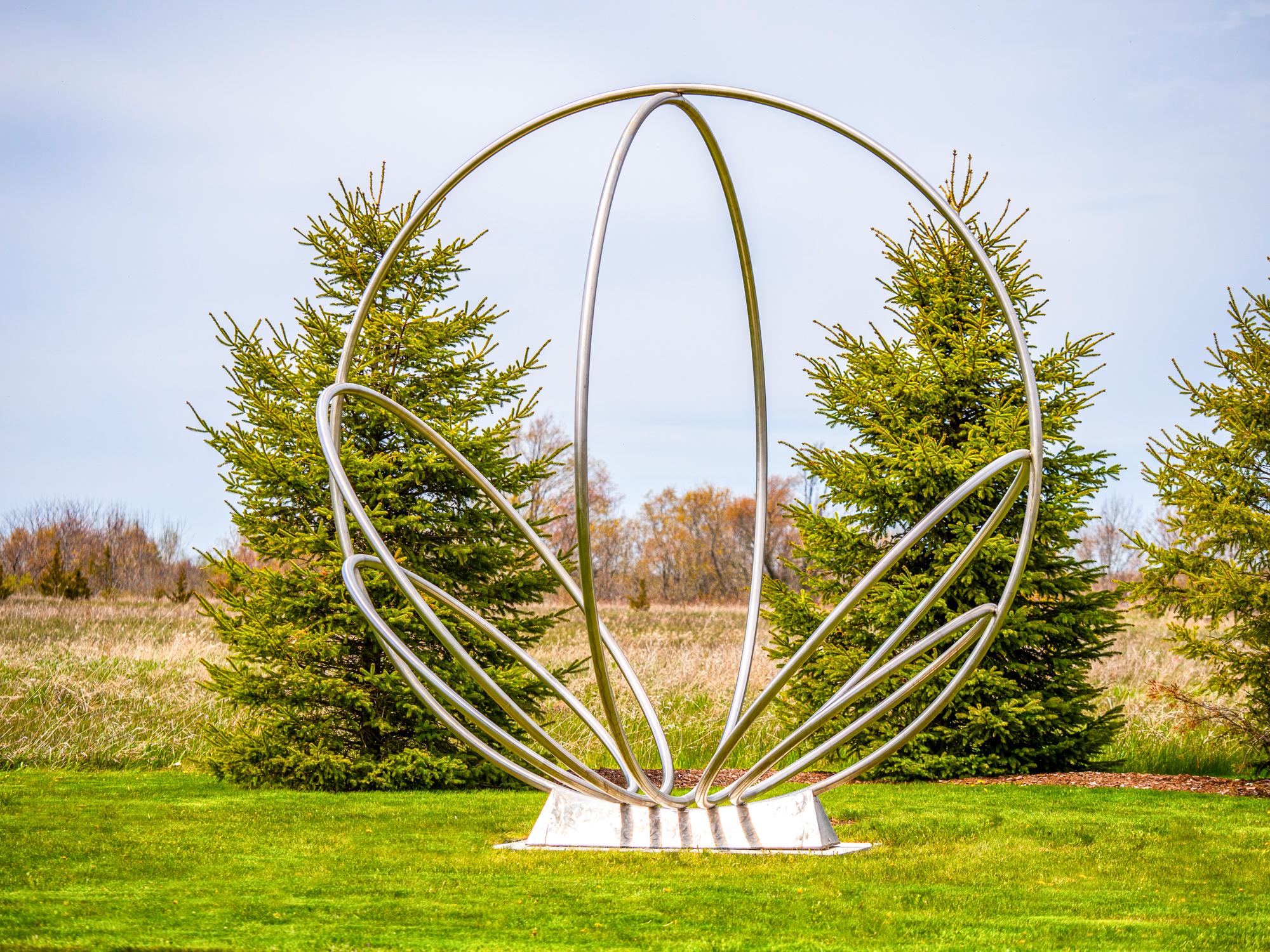 Sechs Ringe – große, symmetrische, abstrakte Ringe, Skulptur aus Edelstahl für den Außenbereich – Sculpture von Jake Goertzen