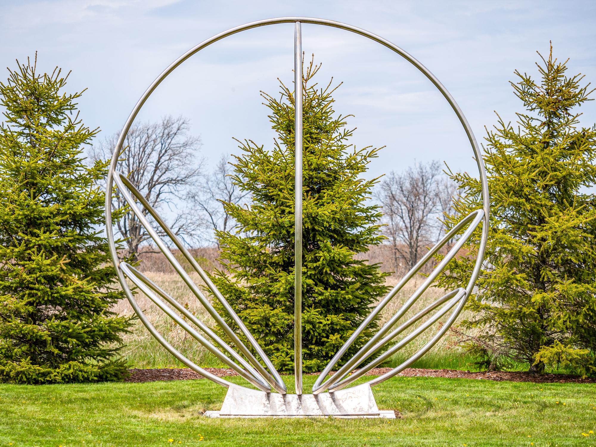 Sechs Ringe – große, symmetrische, abstrakte Ringe, Skulptur aus Edelstahl für den Außenbereich (Braun), Abstract Sculpture, von Jake Goertzen