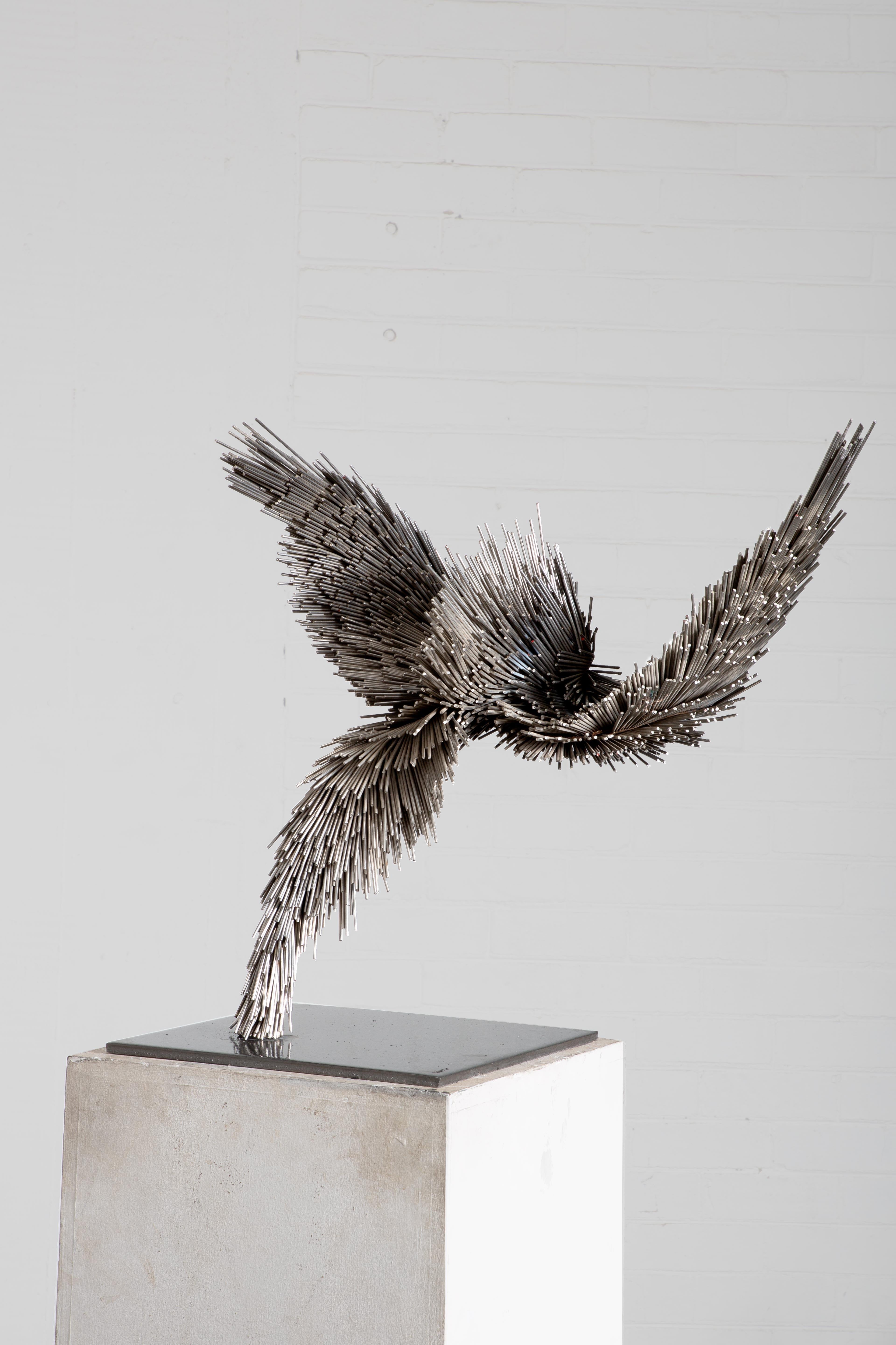 Figurative Sculpture Jake Michael Singer - Murmure d'Anabasis,  Sculpture d'oiseau contemporaine en acier