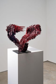 Heart Murmur, sculpture contemporaine en acier d'un oiseau rouge ressemblant à un cœur