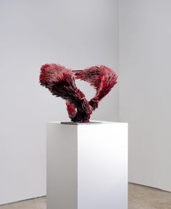 Heart Murmur, sculpture contemporaine en acier d'un oiseau rouge ressemblant à un cœur