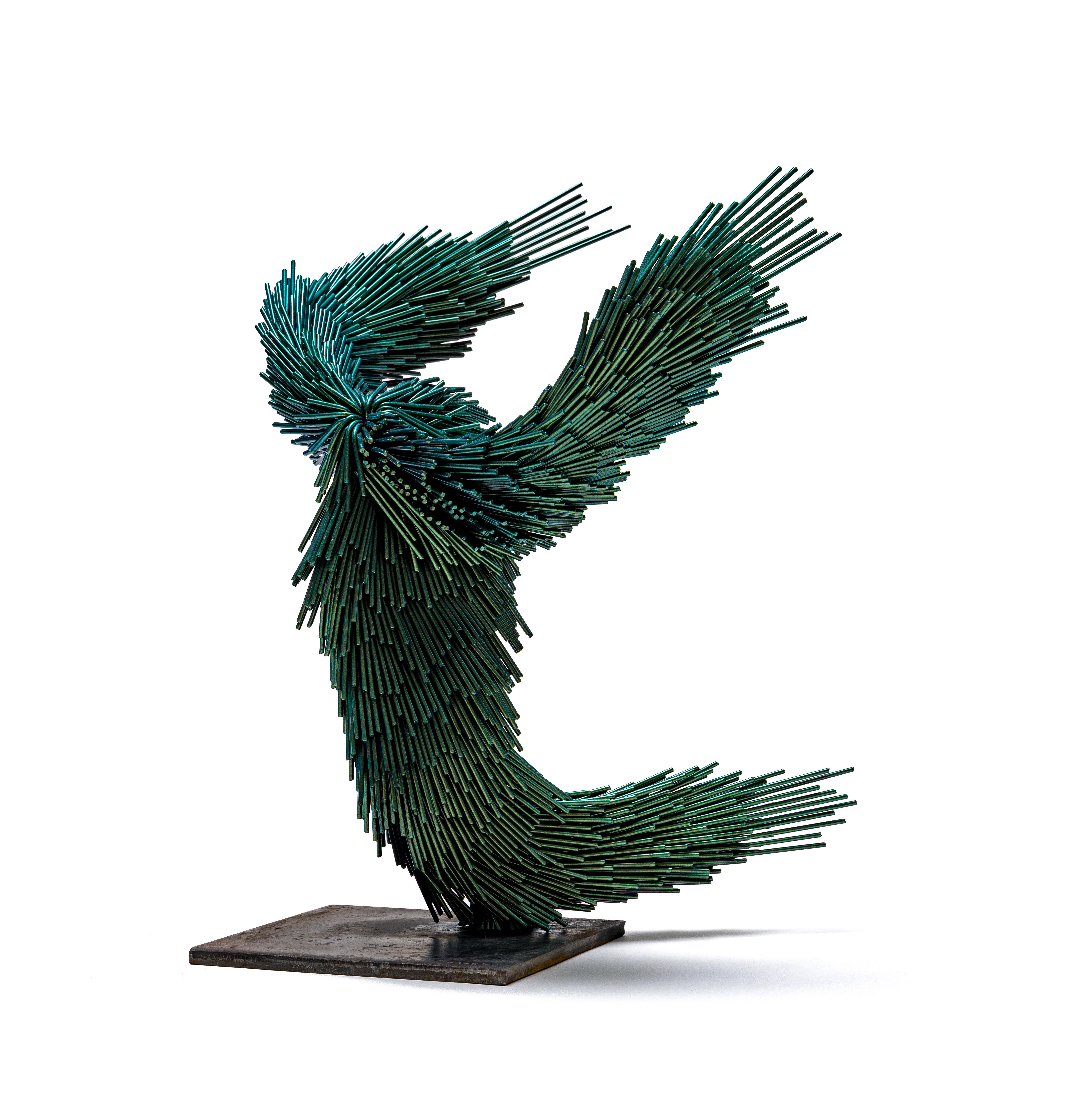 Emerald Murmur, Sculpture contemporaine d'oiseaux en acier de couleur verte - Vert Figurative Sculpture par Jake Michael Singer
