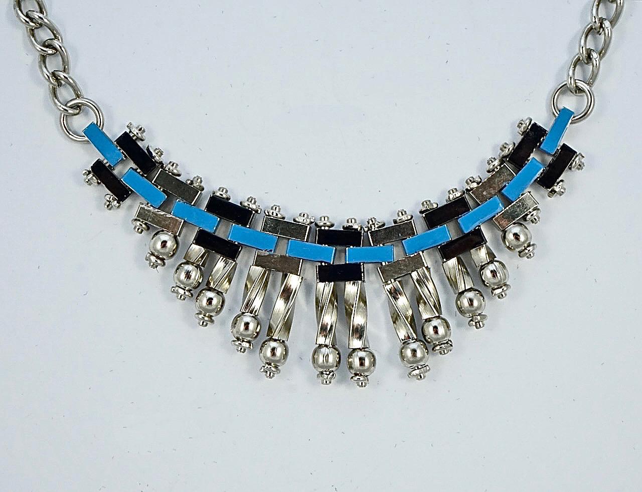 Wunderschöne verchromte Jakob Bengel Art Deco Halskette mit blau und schwarz emaillierten Ziegelgliedern und einem Drehkugel-Design. Messen Länge 40,6 cm / 16 Zoll und das Mittelstück ist Breite 8,6 cm / 3,4 Zoll durch Tropfen 2,4 cm / .94 Zoll. Die