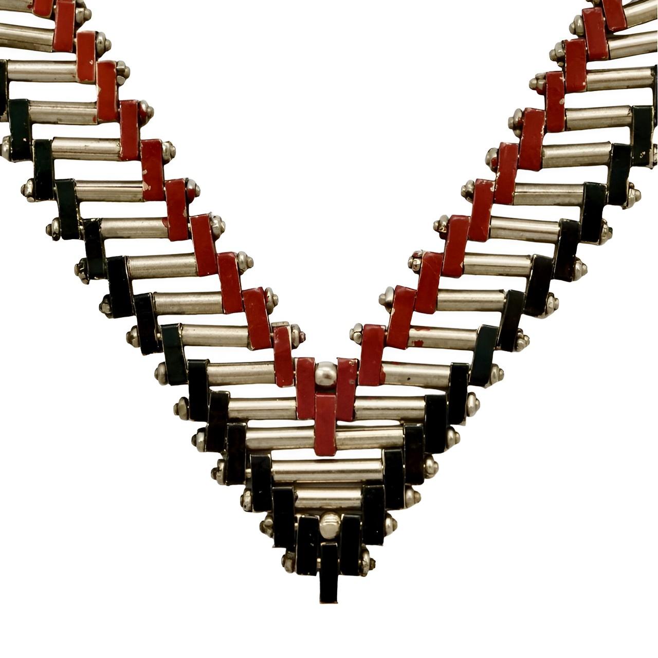 Fabelhafte Jakob Bengel Art Deco Kette aus verchromten Ziegeln und Stäben, mit roter und schwarzer Emaille. Messende Länge ungefähr 45 cm / 17,7 Zoll durch Breite 1,6 cm / .6 Zoll. Die Halskette ist in sehr gutem Zustand, mit kleinen Absplitterungen