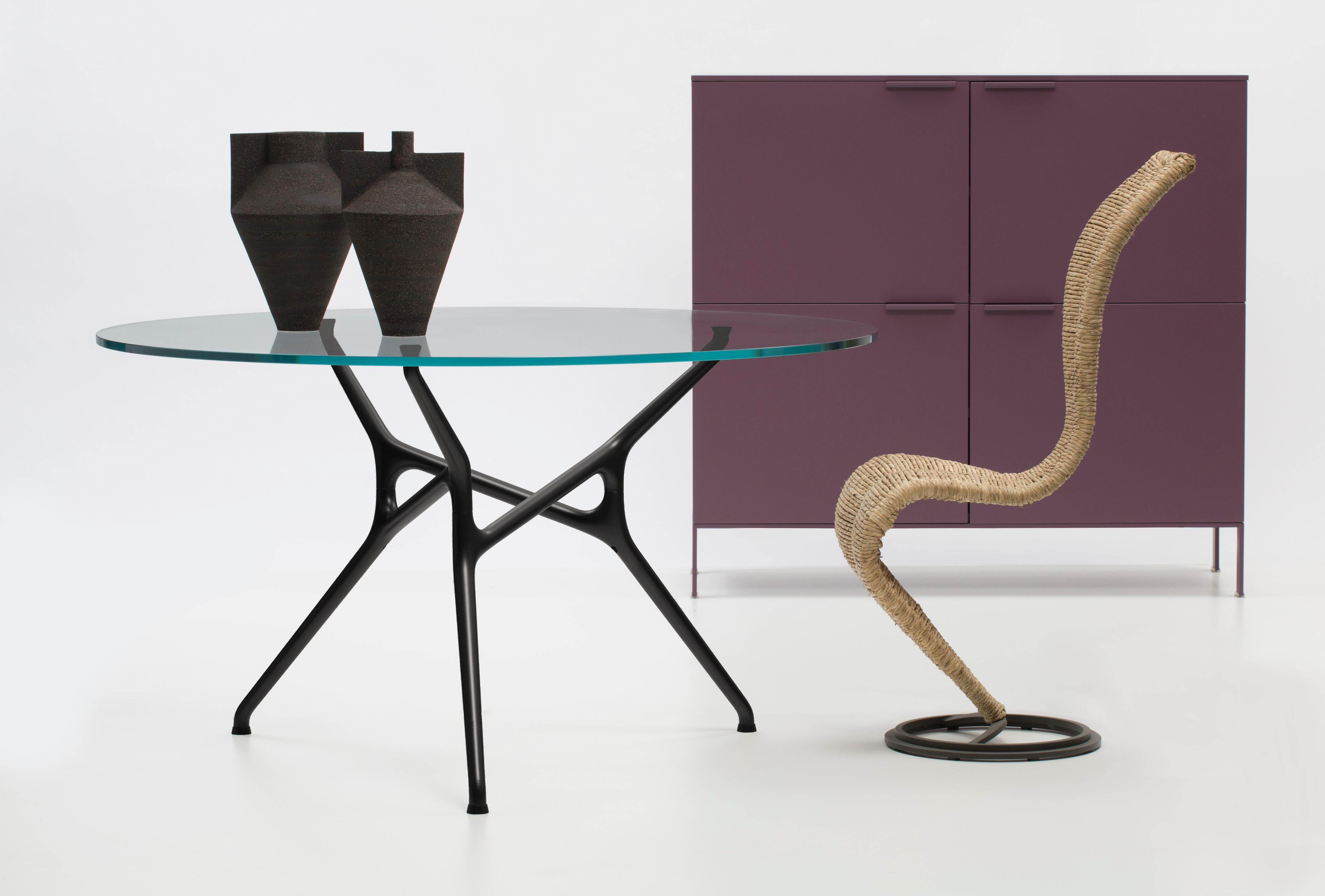 The structure of the Branch Table is composed of identical ramified elements made of die-cast aluminum: for this product, designer Jakob Wagner created a series of seamlessly interconnecting elements in continuous movement, resulting in a base that