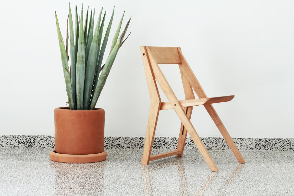 Cette chaise pliante, conçue par Ricardo Rodríguez Elías pour la collection *Service Furniture* de Galería Ediciones Jalapa, découle de l'exploration d'un mobilier qui allie esthétique et fonctionnalité, remettant en question la perception
