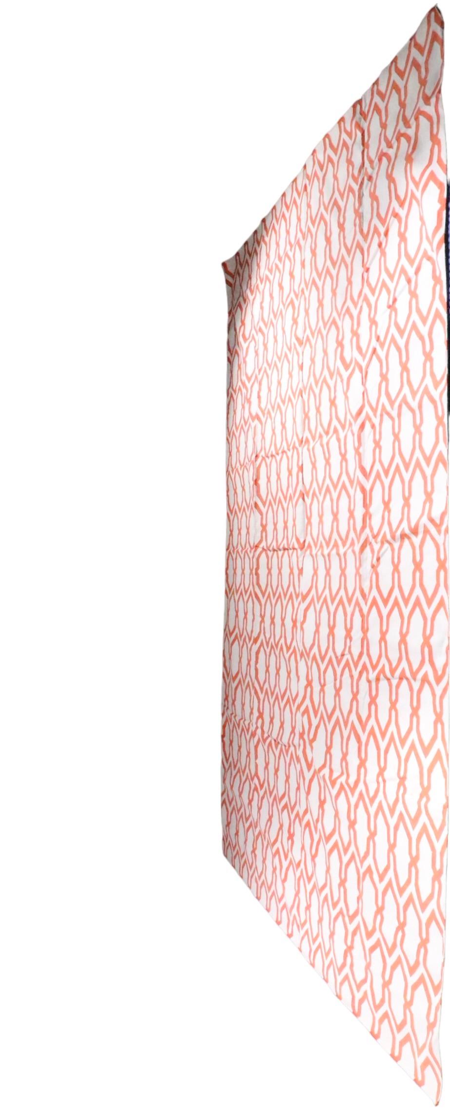 Très belle interprétation moderne de la forme classique du tapis indien Dhurrie - fabriqué par The Rug Company, design Jalli Orange,  circa 2014. Le tapis est doté d'un   Motif de mailles de chaîne orange sur fond blanc cassé. Le tapis est en coton