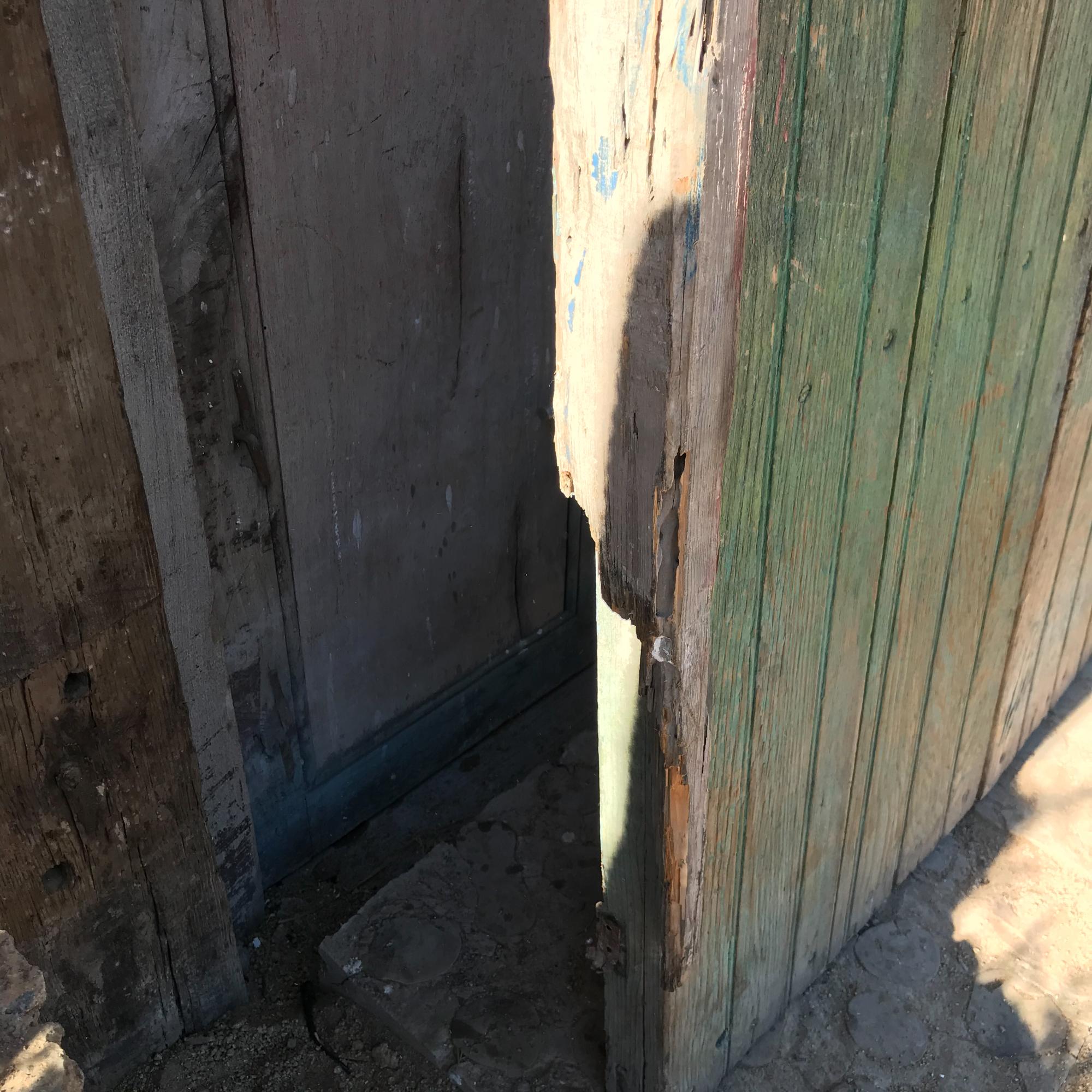 1920s Hacienda Rustic Barn Doors Mesquite Wood Jalisco Mexico  Abîmé - En vente à Chula Vista, CA