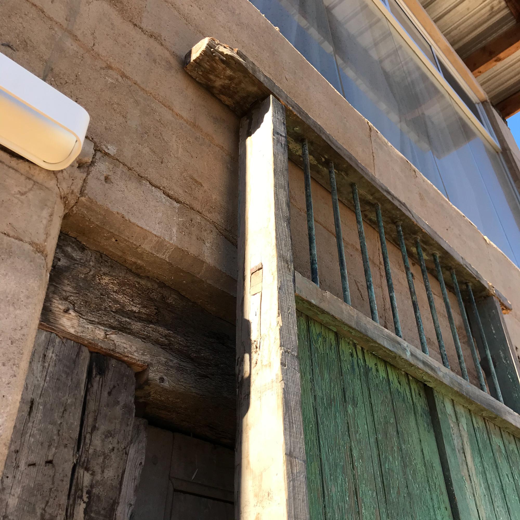 Rustikale Scheunentüren aus Mesquite-Holz Jalisco Mexiko, Hacienda, 1920er Jahre  im Zustand „Starke Gebrauchsspuren“ im Angebot in Chula Vista, CA