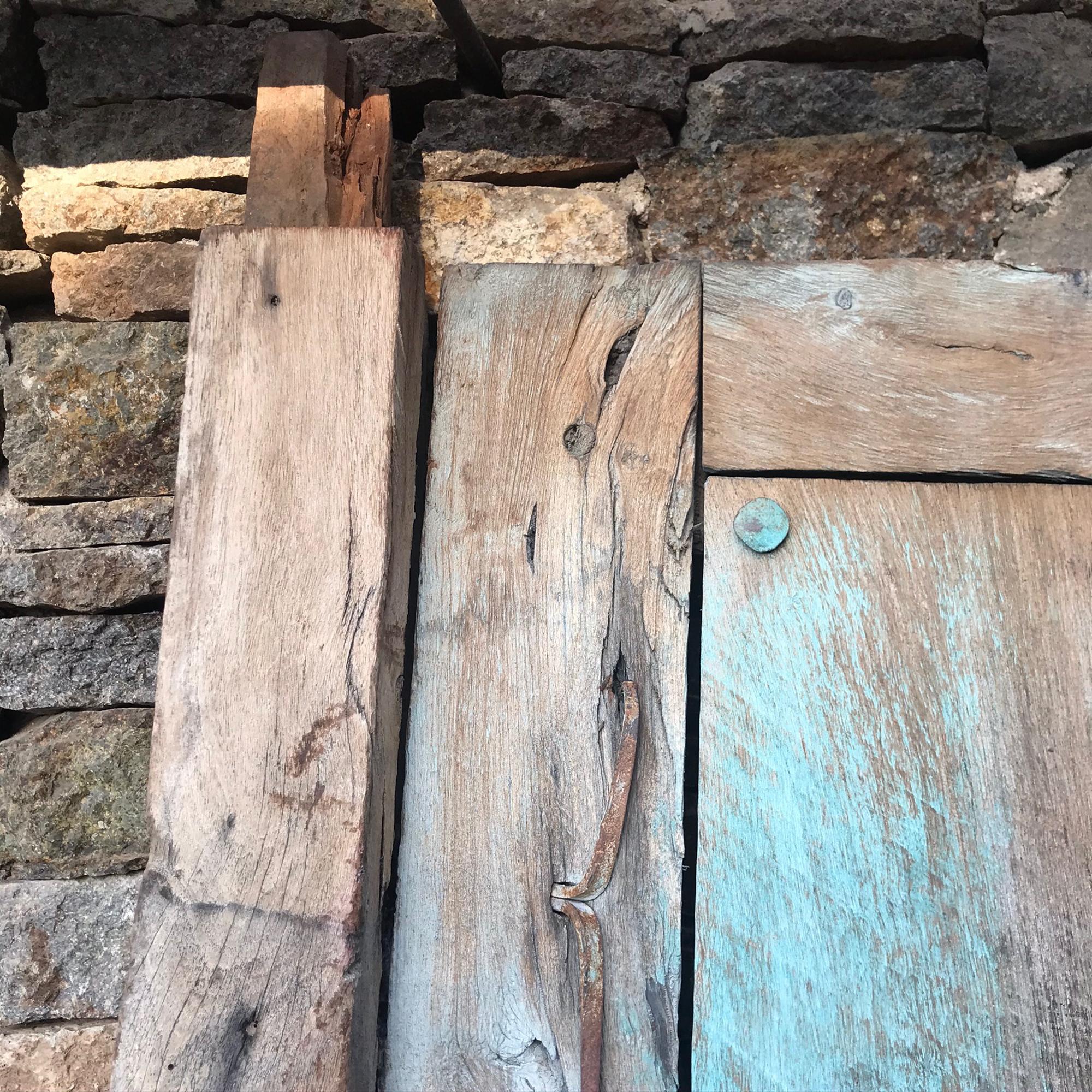 Jalisco Hacienda, alte rustikale Tür aus massivem Mesquite-Holz, Mexiko, 1920er Jahre im Zustand „Starke Gebrauchsspuren“ in Chula Vista, CA
