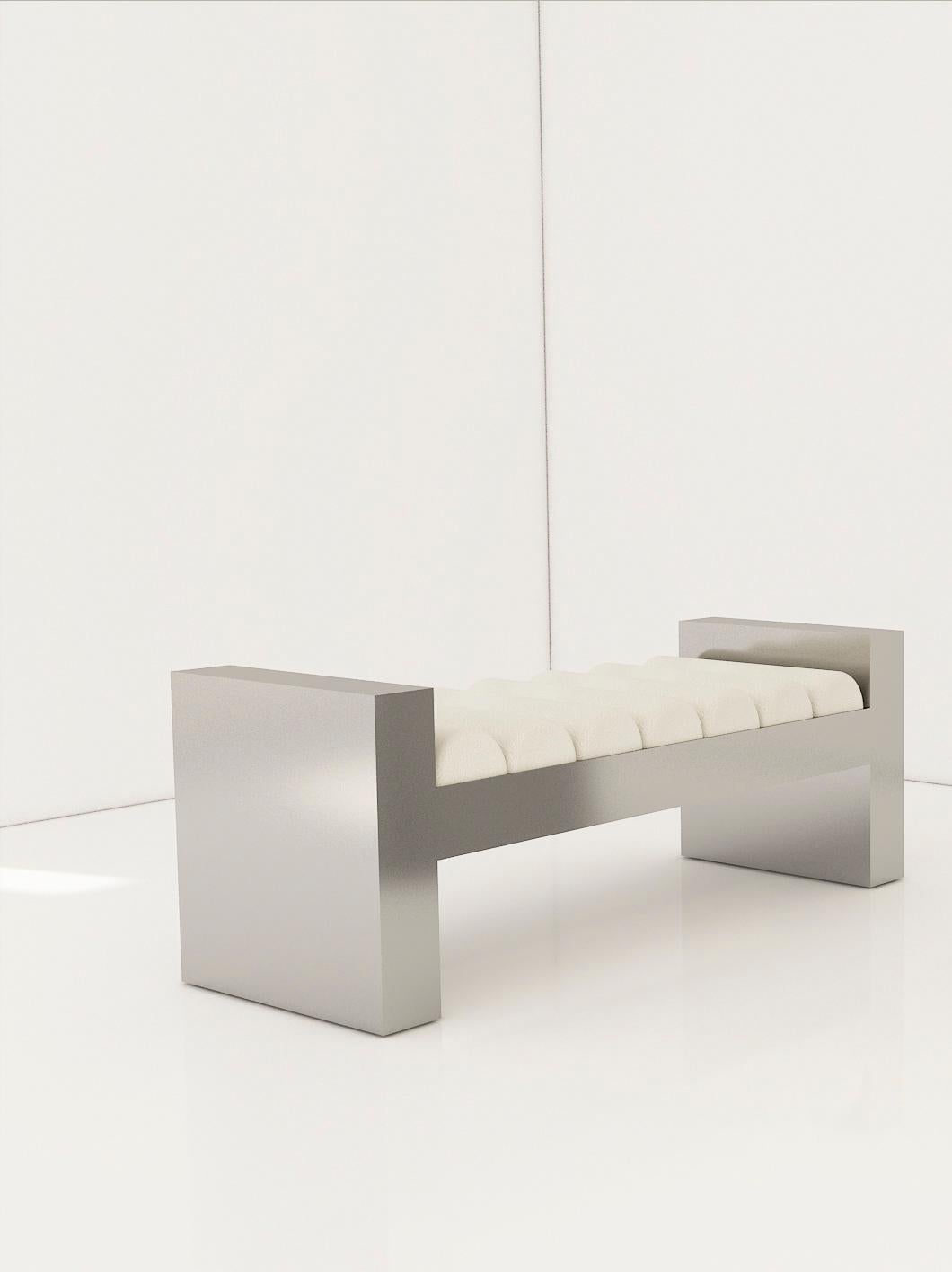 Banc Jam de Melis Tatlicibasi
Dimensions : L 118 x D 43 x H 53 cm
MATERIAL : Rembourrage (Boucle, velours ou cuir). Base en bois naturel peinte en laiton, argent, or, noir laqué ou beige. 

Également disponible en tissu d'ameublement, en boucle, en