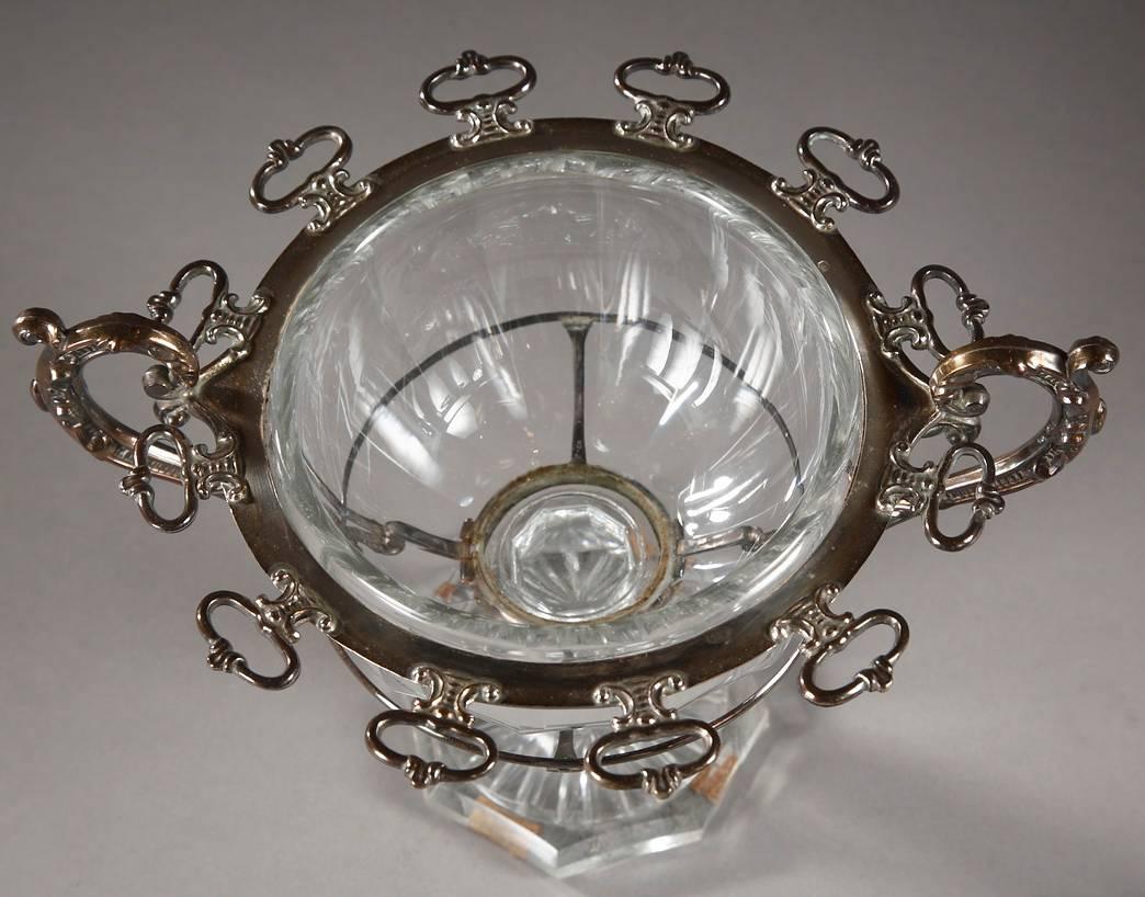 Jam pot in Baccarat crystal and silver, resting on an octagonal foot. The handles are decorated with foliage and fluting. The domed lid is topped by two gadrooned leaves. French Minerve mark and Marial Fray silversmith mark (from 1849) on the upper