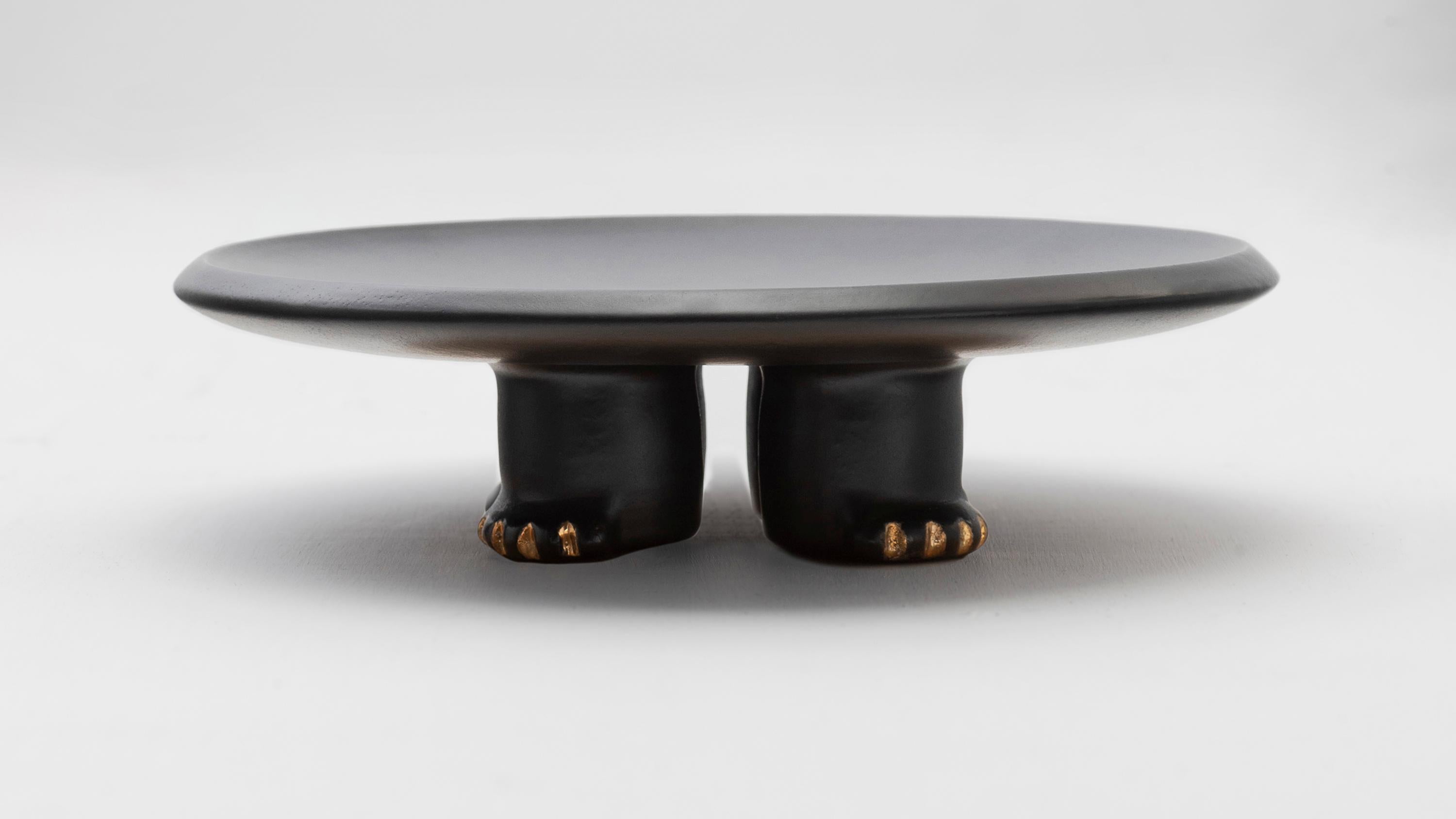 JAMA Plato de Cerámica Decorativa en Esmalte Negro con Detalles en Brillo Dorado Precolombino en venta