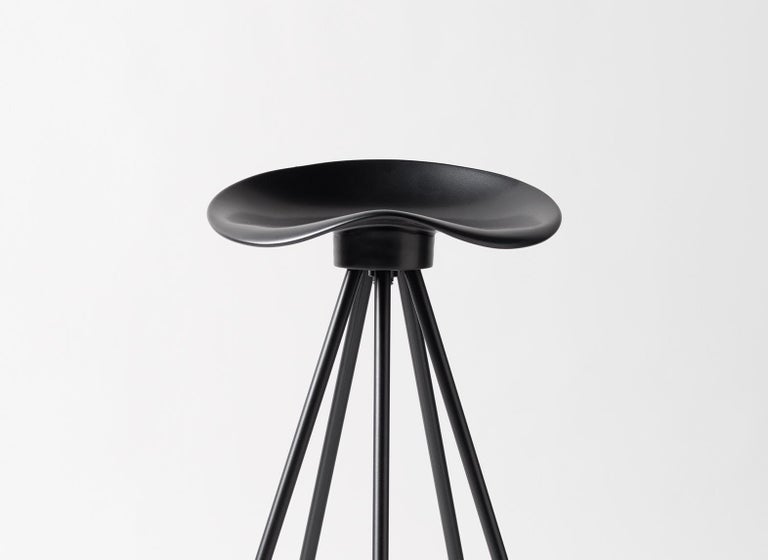 The Jamaica Stool is already a classic in Spanish design and is one of the best designed stools in all history. It’s been on the market for over 25 years and remains as current as its first day.
   
Structure painted in anodic black. Swivel aluminum