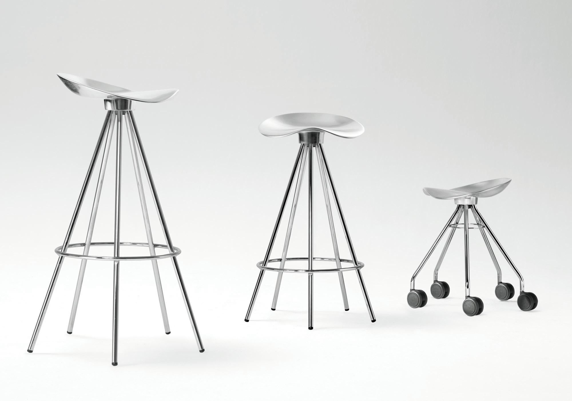 A steel chromed 5 legged stool. Swivel seat in a bright polished cast aluminium AG3 and anodised in silver. For kitchen and office use.
The Jamaica Stool is already a classic in Spanish design and is one of the best designed stools in all history.