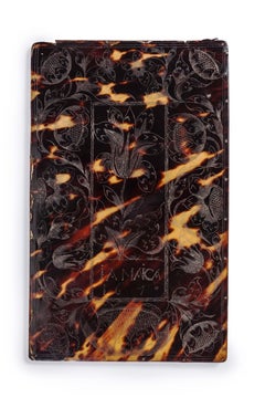 Astuccio per pettini in tartaruga inciso in stile coloniale giamaicano con due pettini, datato 1670