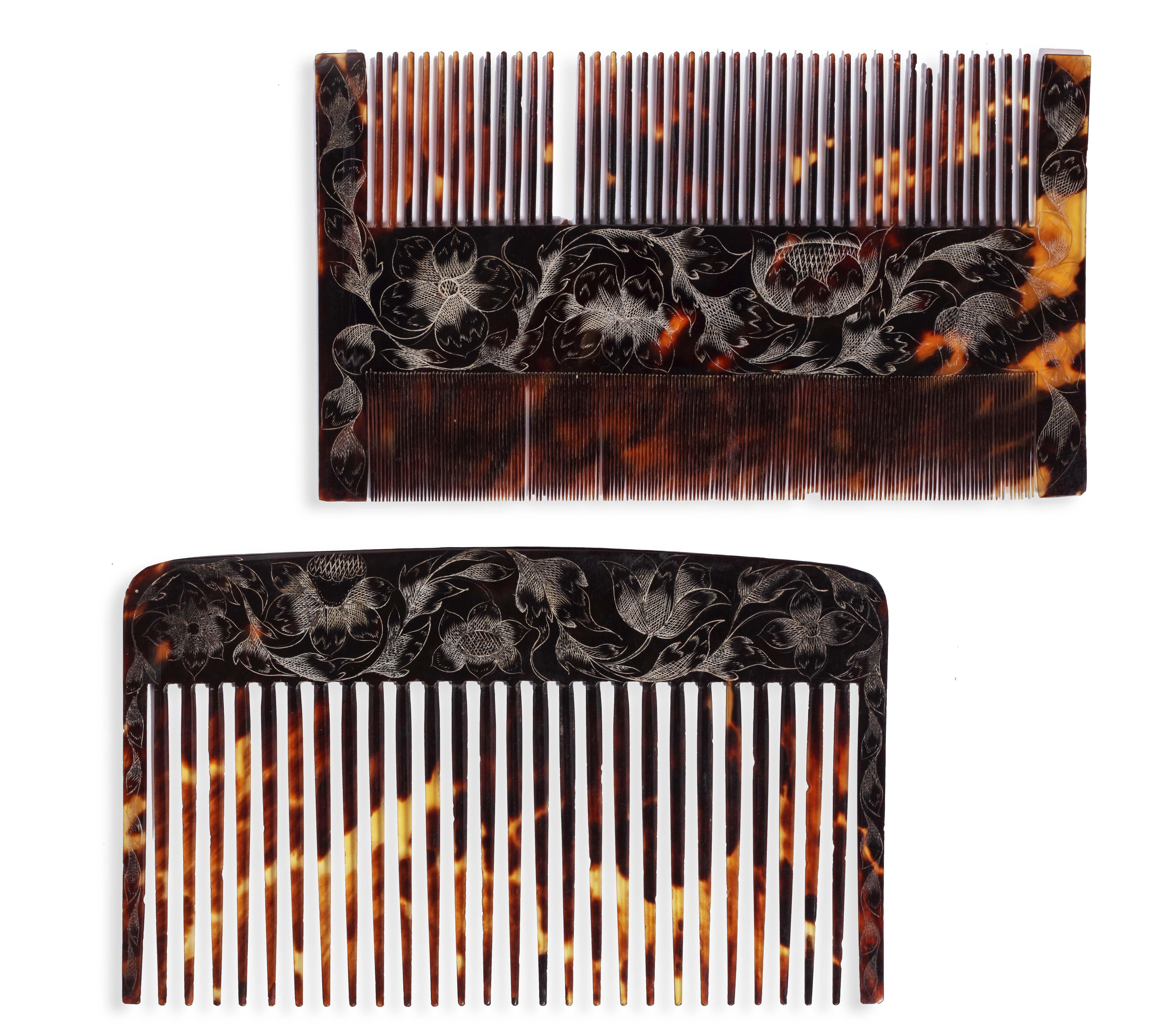 Jamaican Colonial Engraved Tortoiseshell Comb-Case with Two Combs, Dated 1670 In Good Condition In Amsterdam, NL