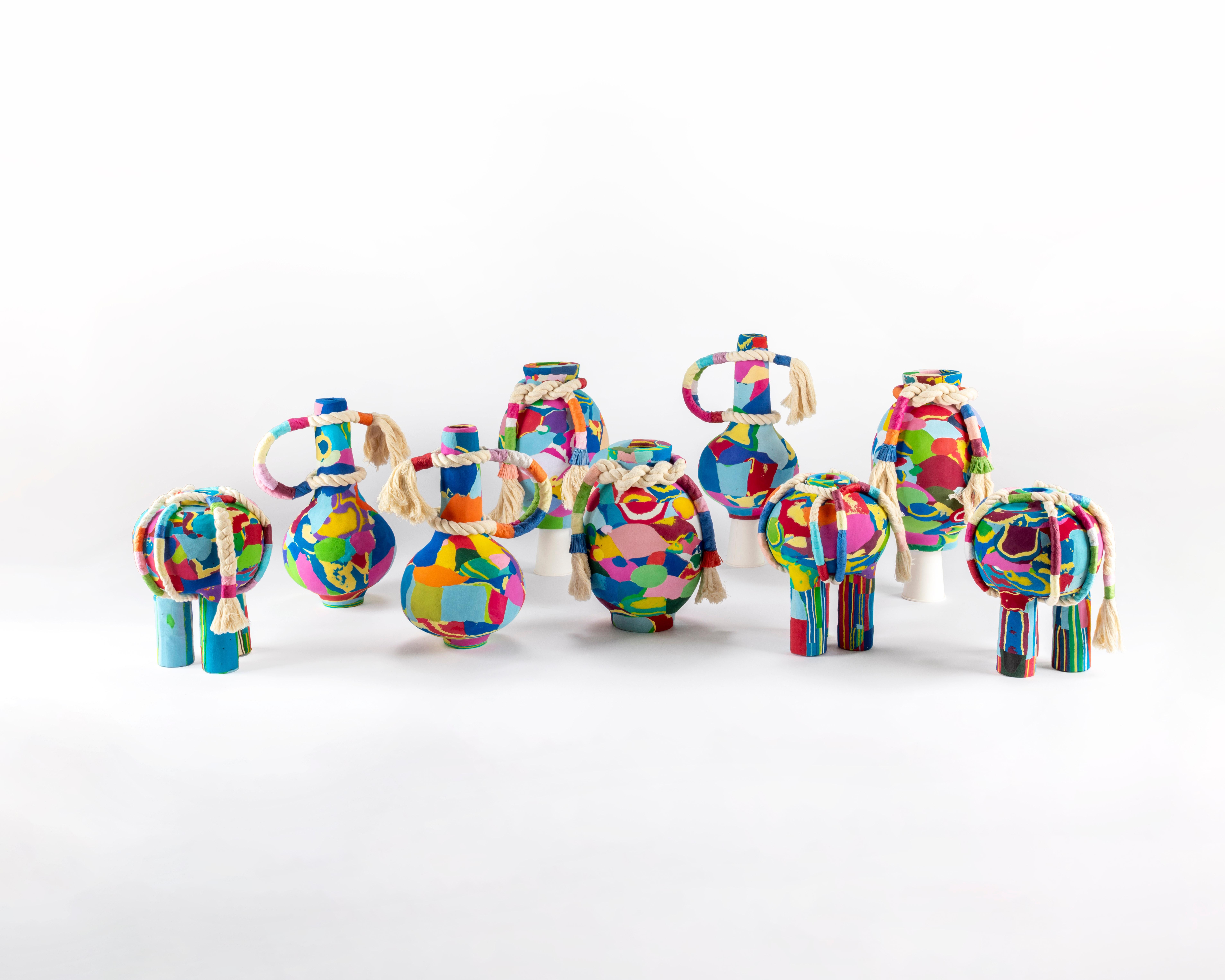 Kunsthandwerkliche Amphora Jambo aus farbigem Altgummi (Raffiabast) im Angebot