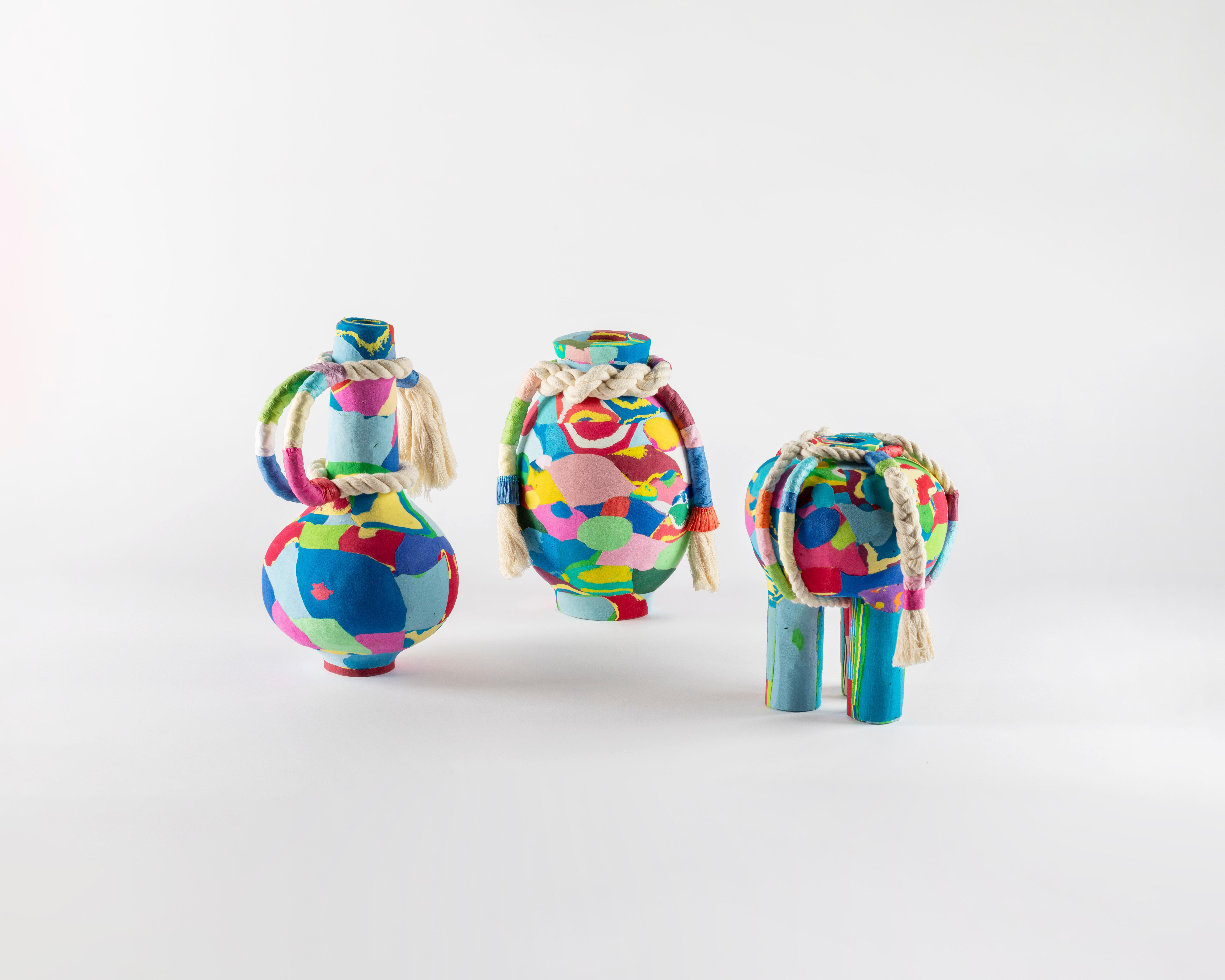 Jambo-Set aus drei handwerklichen Vasen aus buntem, wiederverwertetem Gummi (Italienisch) im Angebot