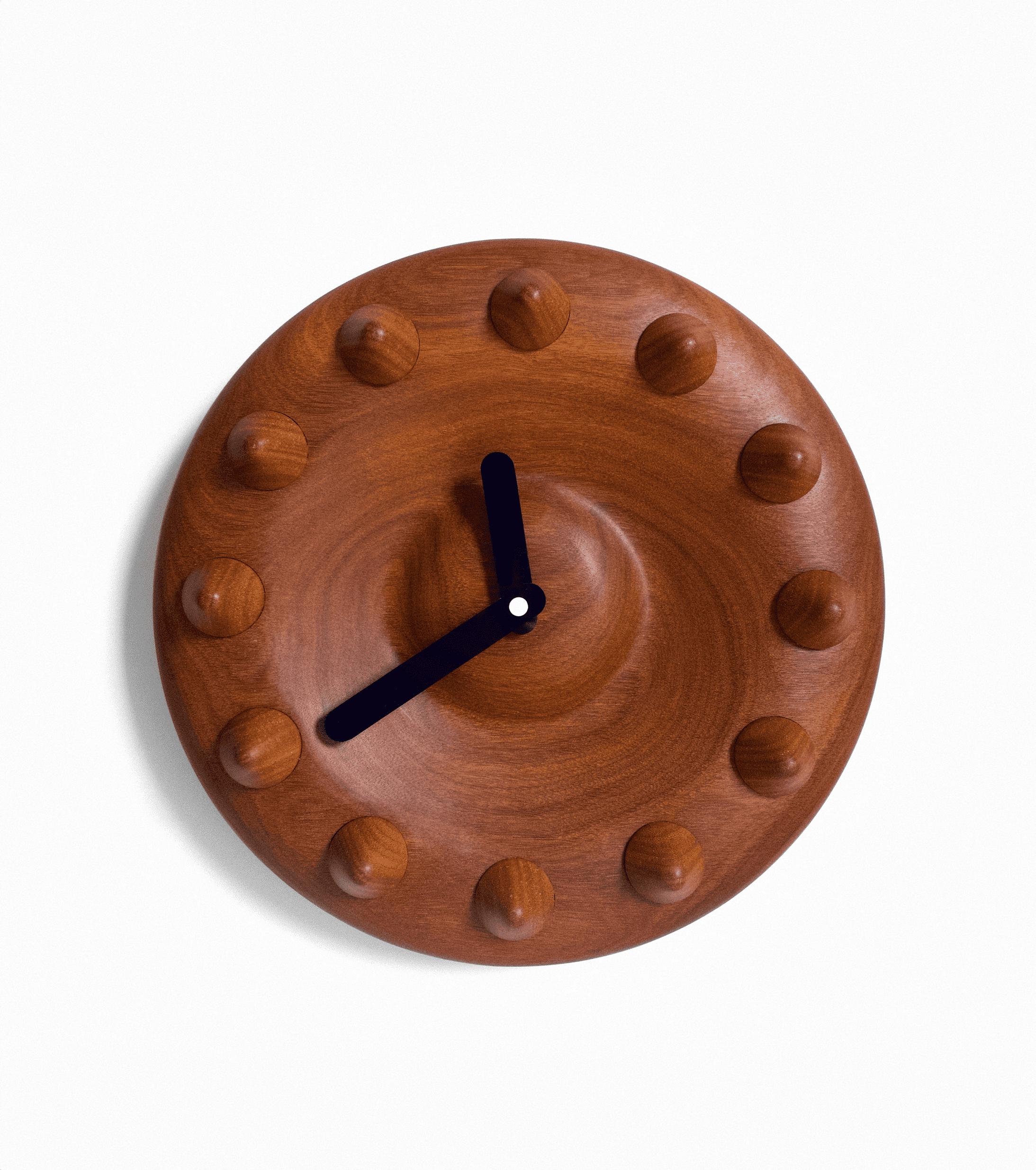 Tourné Horloge murale sculpturale Jambu avec pointes, Cumaru Wood, par Design/One en vente