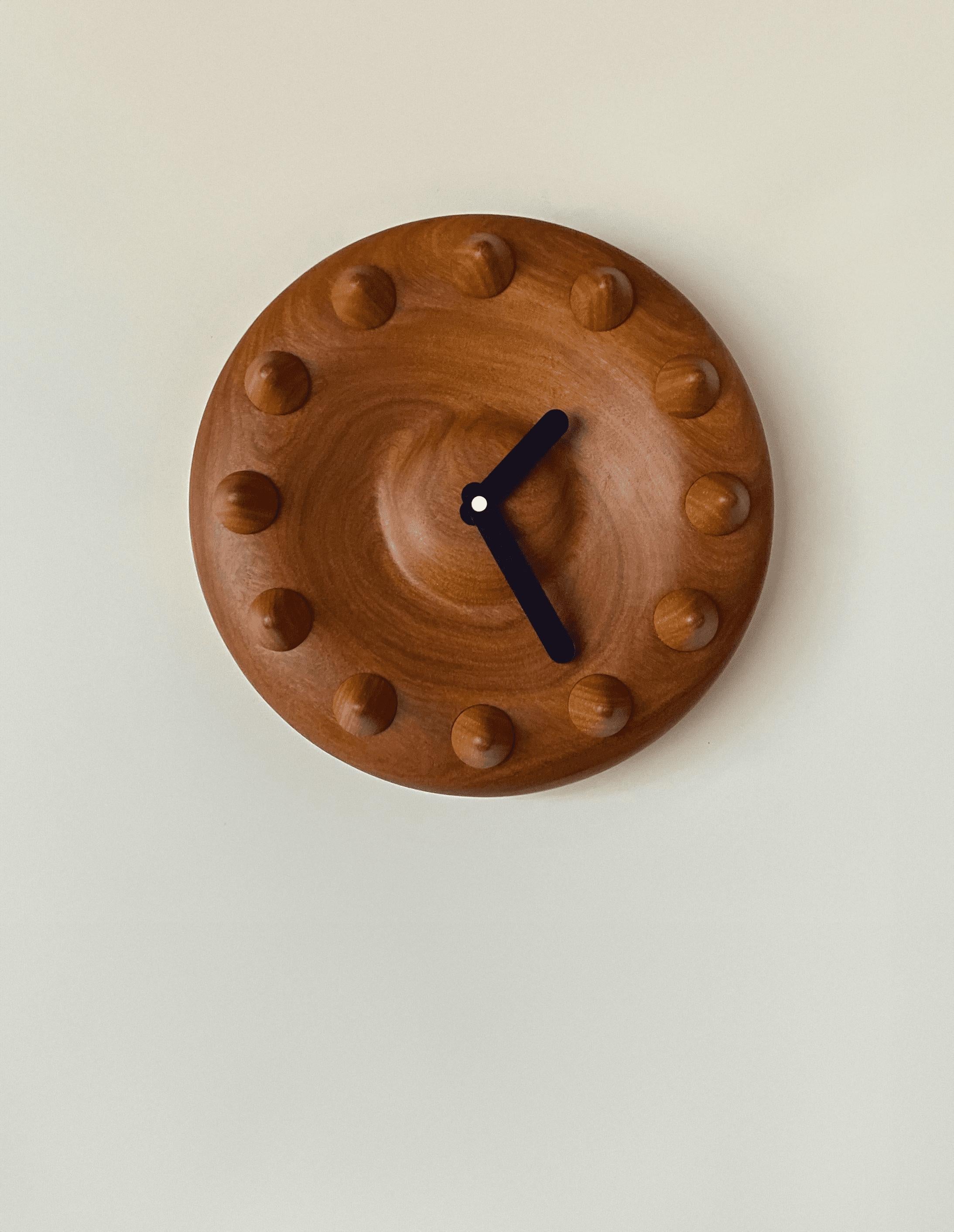 L'horloge murale Jambu est une pièce tournée à la main et soigneusement finie, avec des lignes fluides et des formes pointues qui invitent à s'arrêter et à observer. L'étrangeté de la différence est contagieuse et joyeuse. Nous sommes le mouvement