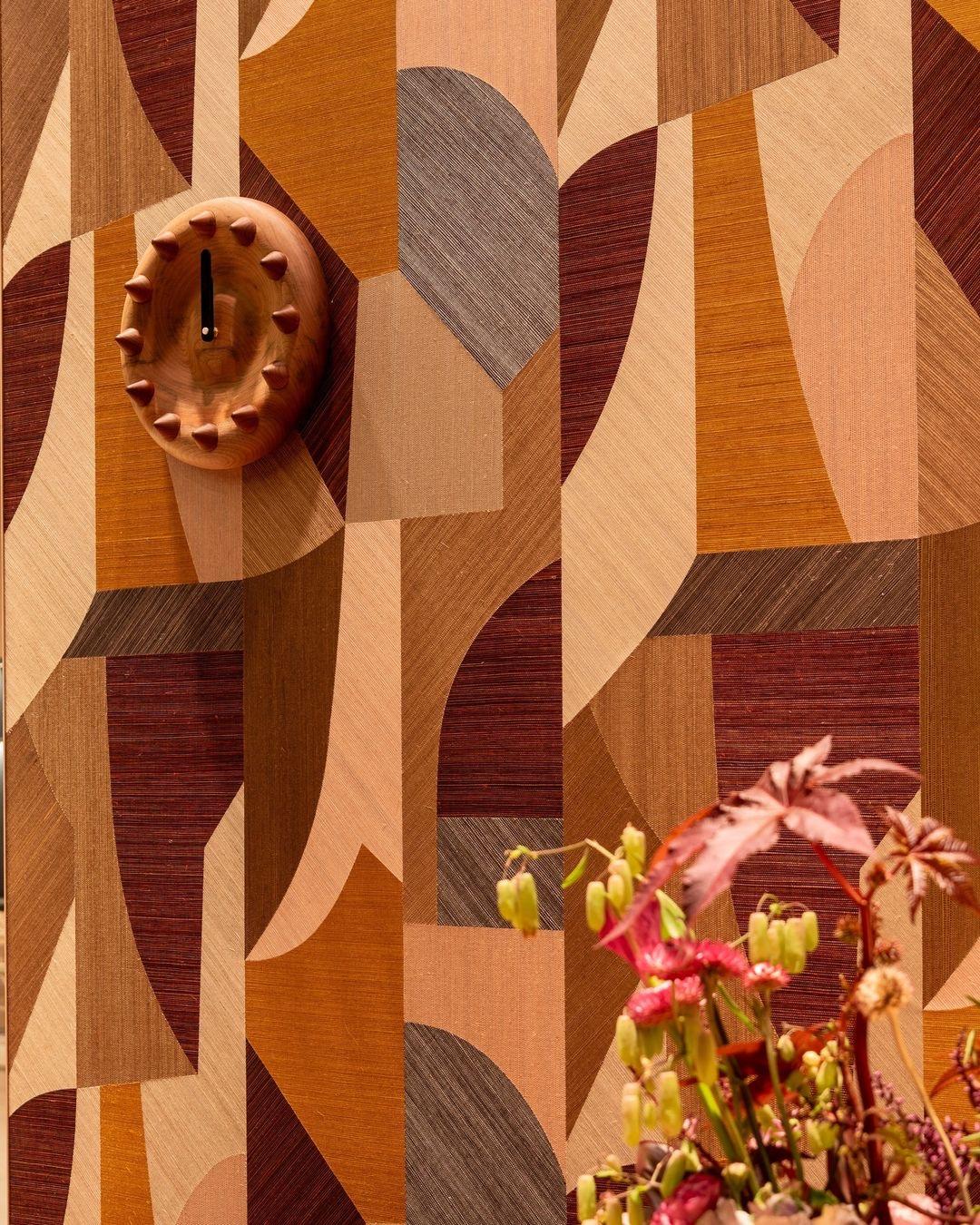 Brésilien Horloge murale sculpturale Jambu avec pointes, Cumaru Wood, par Design/One en vente