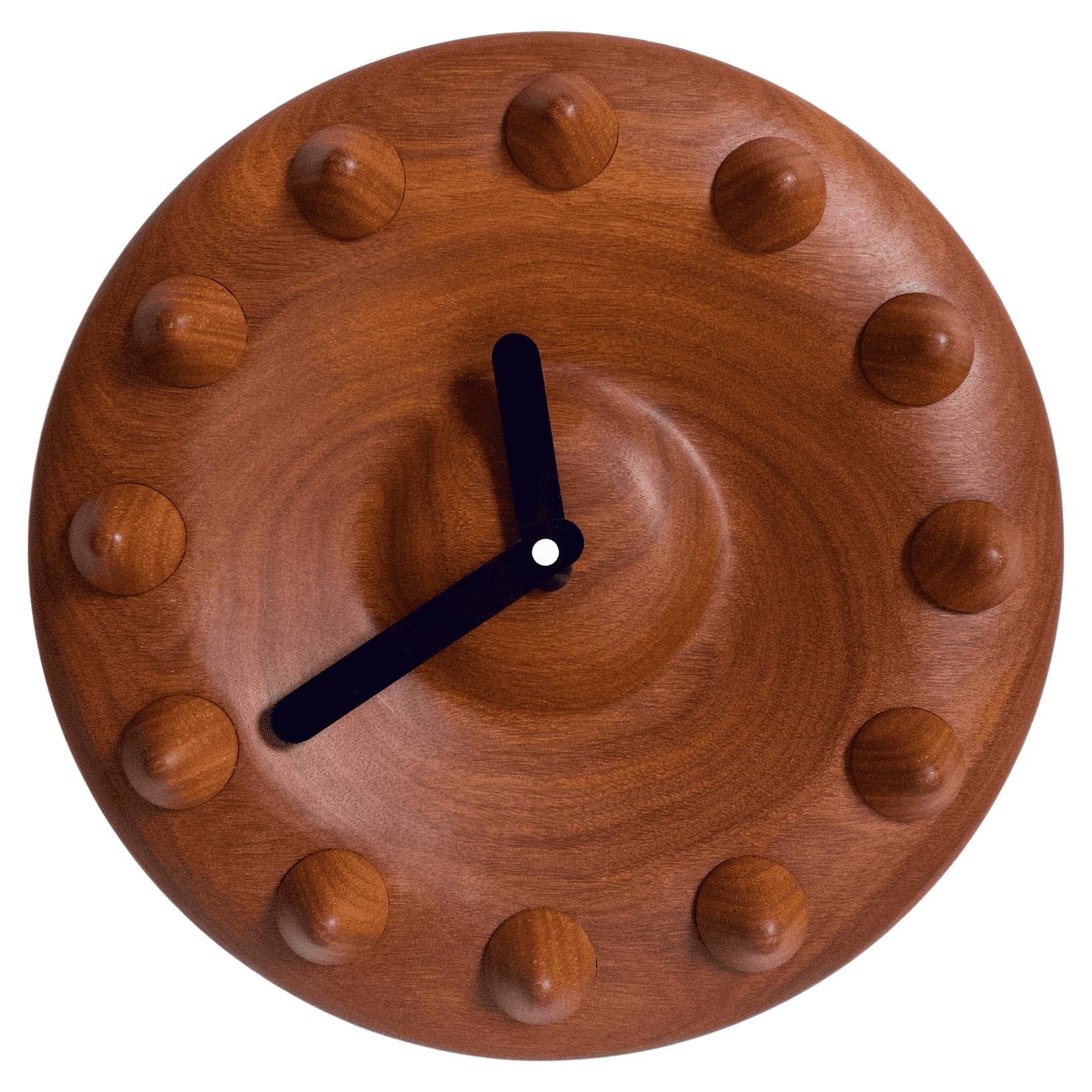 Horloge murale sculpturale Jambu avec pointes, Cumaru Wood, par Design/One