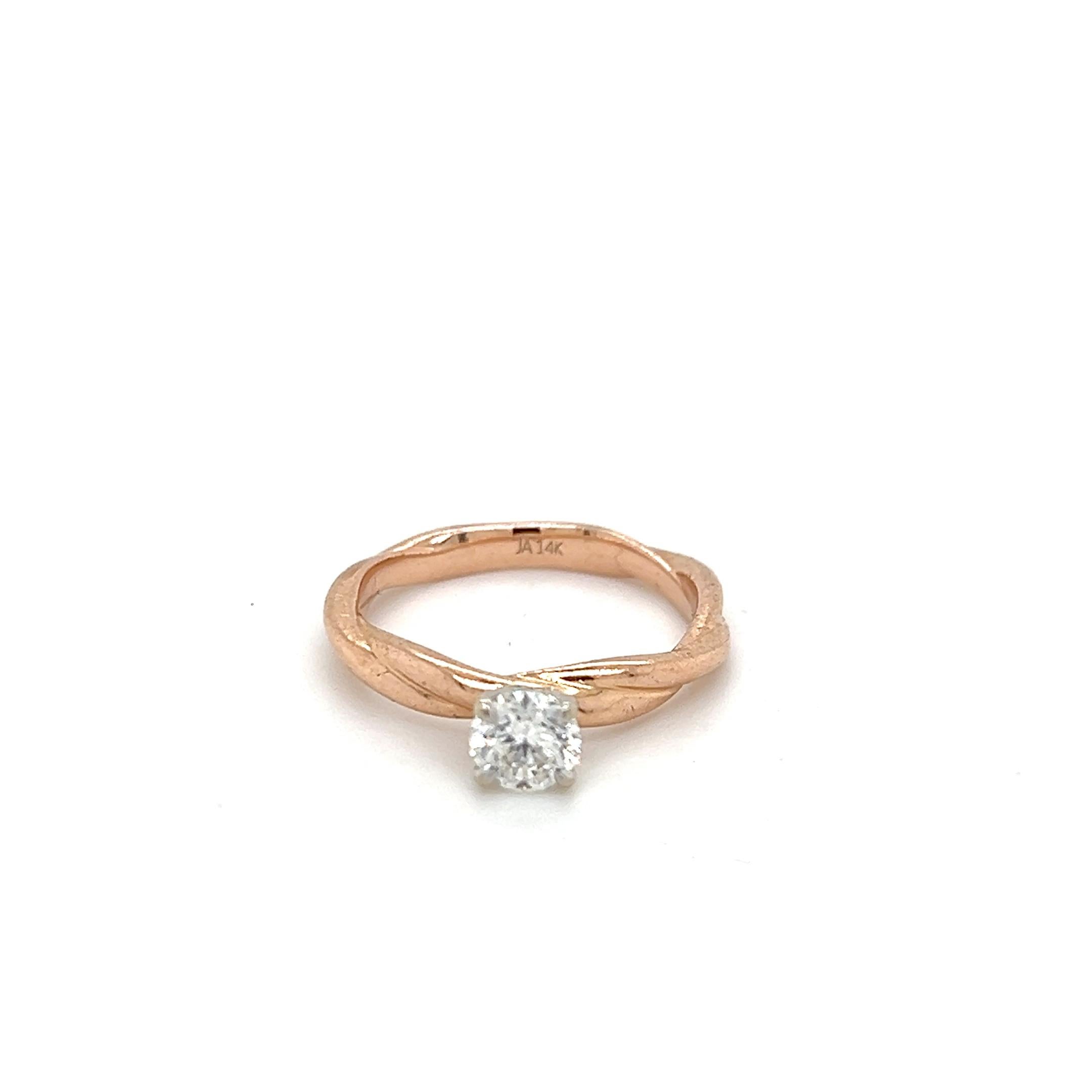 Der zeitgenössische Diamant-Verlobungsring von James Allen aus 14 Karat Roségold verfügt über einen gedrehten Schaft, der ihm einen einzigartigen und modernen Touch verleiht. In seinem Zentrum funkelt ein runder Brillant von ca. 0,40 Karat mit der