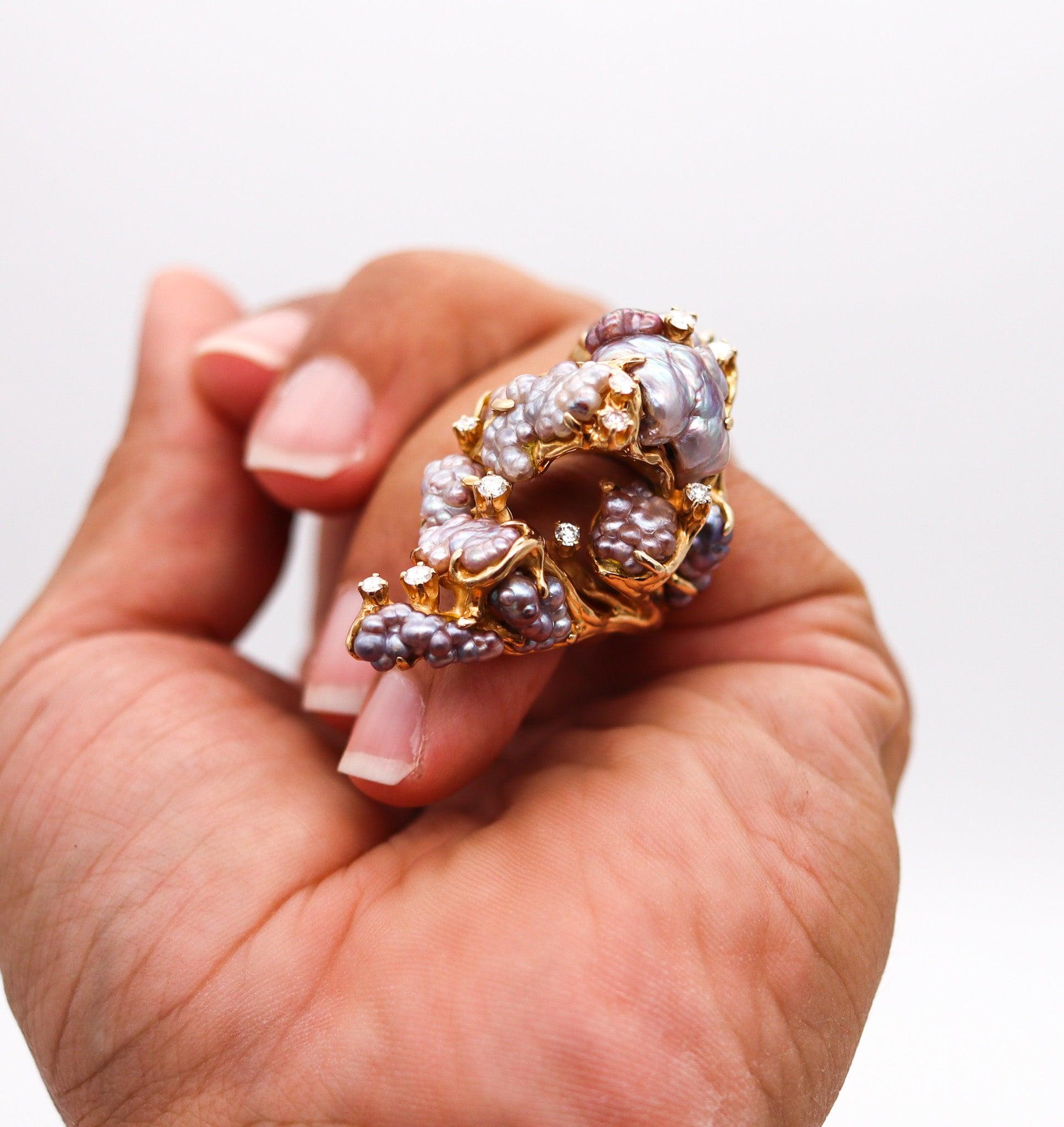 JAMES ARNOLD FREW 1960 Anillo de cóctel escultural Oro de 14 quilates con perlas y diamantes Modernista