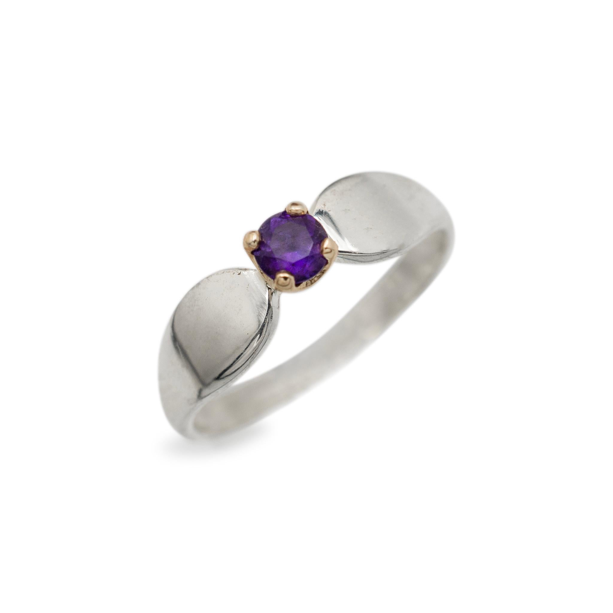 Marke: James Avery 

Metall Typ: 14K Gelbgold

Größe: 8

Schaftbreite: 2,50 mm

Gewicht: 2.10 Gramm

Damen Designer gemacht Silber und 14K Gelbgold Amethyst Cocktail-Ring. Graviert mit 