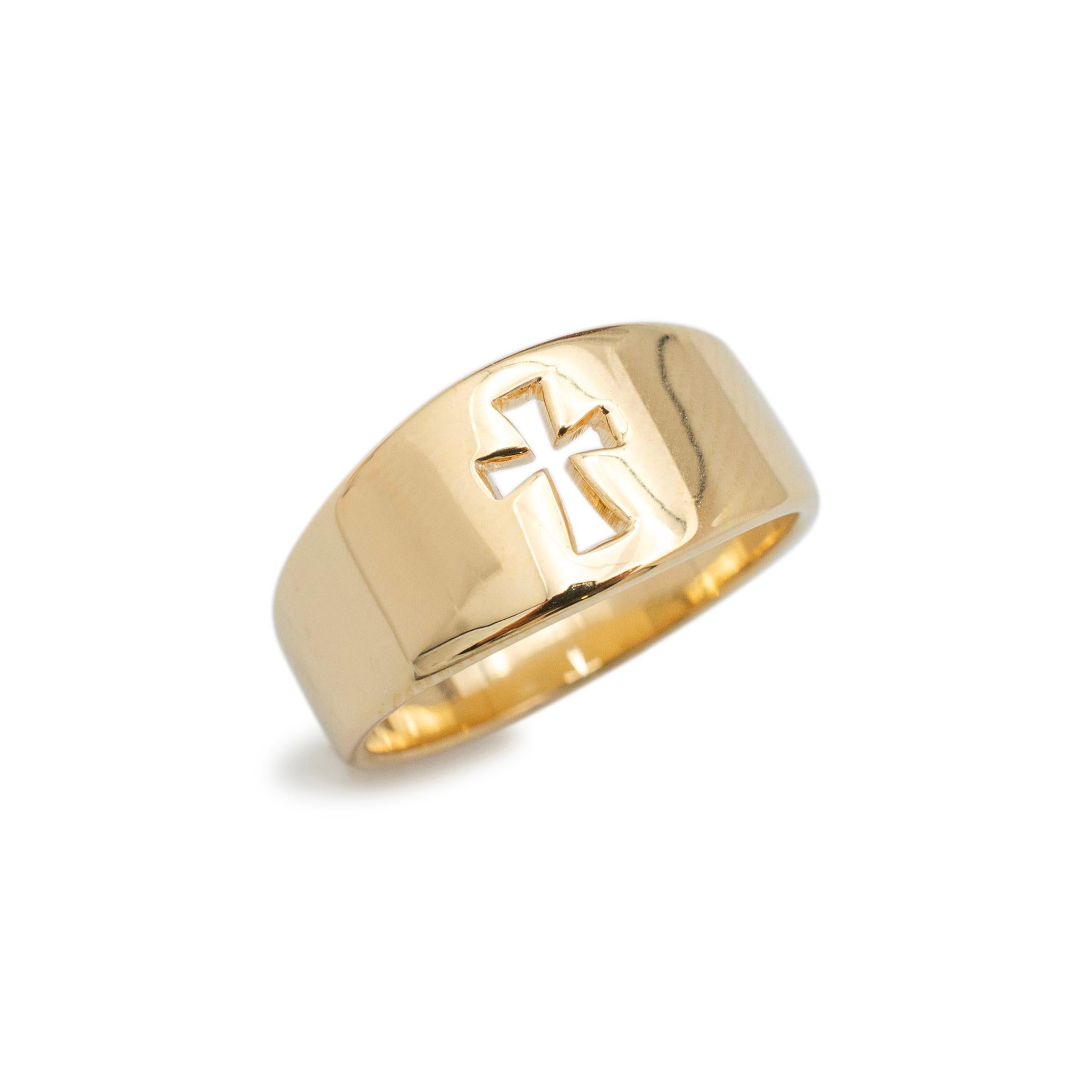 Brand: James Avery 

Gender: Unisex

Metal Type: 14K Yellow Gold

Ring Size: 5.5

Width: 8.60 mm tapering to 4.00 mm 

Total weight: 4.20 grams

14K yellow gold band with a tapered comfort-fit shank. The metal was tested and determined to be 14K