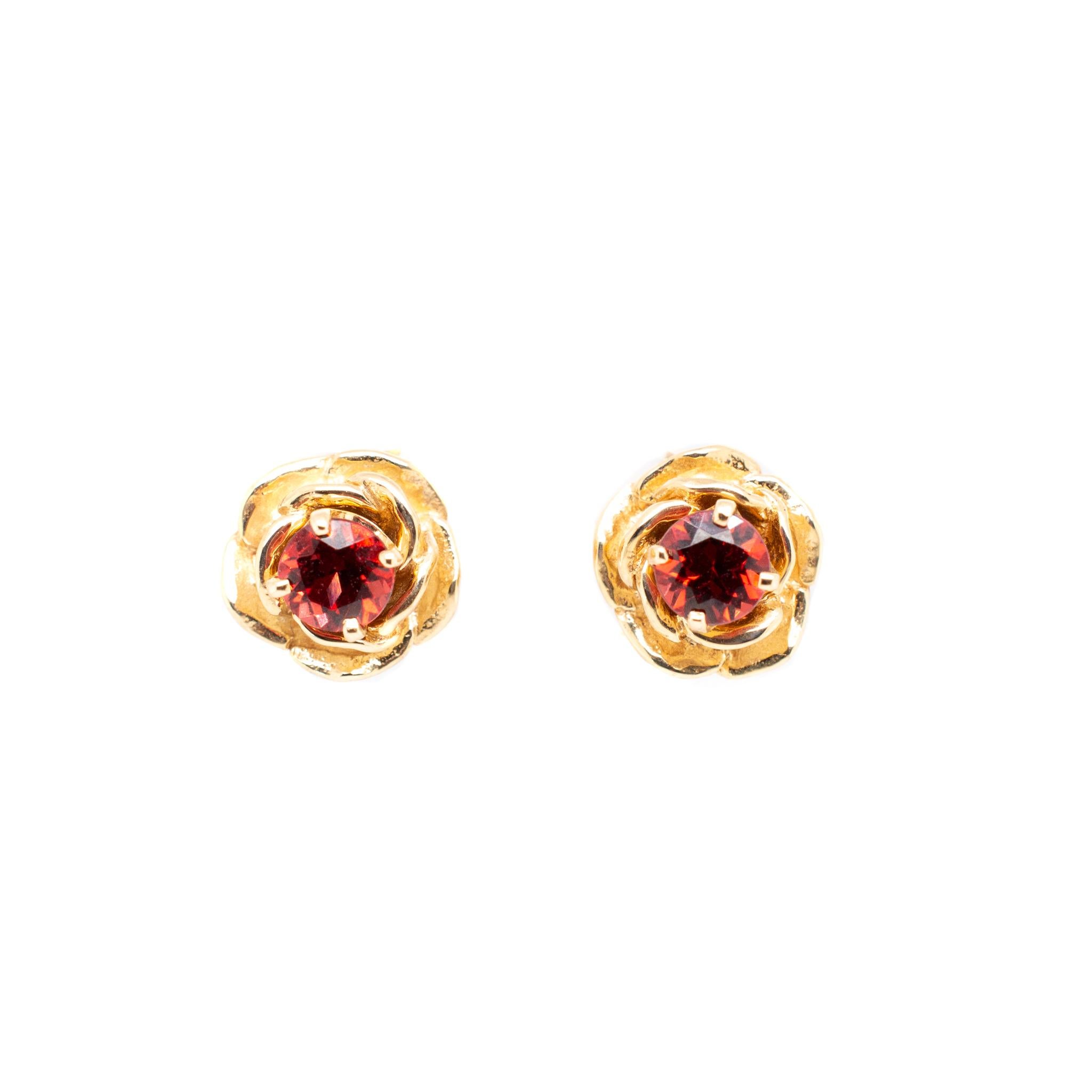 Gender: Ladies

Metal Type: 14K Yellow Gold 

Weight: 5.70 grams

Length: 0.38 Inches

Diameter: 11mm

James Avery 14K yellow gold brushed & polished garnet stud earrings with push backs. Engraved with 