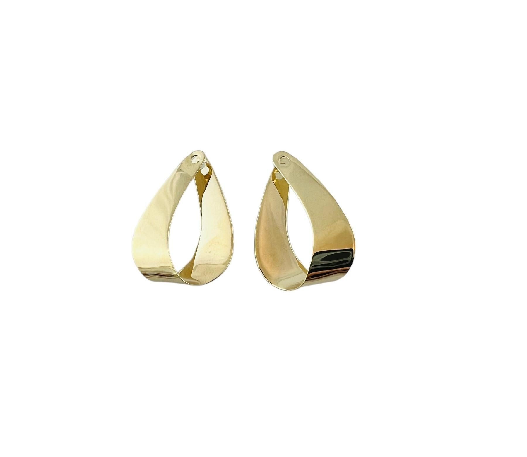 James Avery 14K Yellow Gold Oval Dangle Earring Jackets

These beautiful, polished twisted oval earring jackets are set in 14k yellow gold

One side has a smooth polished design, while the other has a hammered finish

Jackets are approx. 25.8mm in