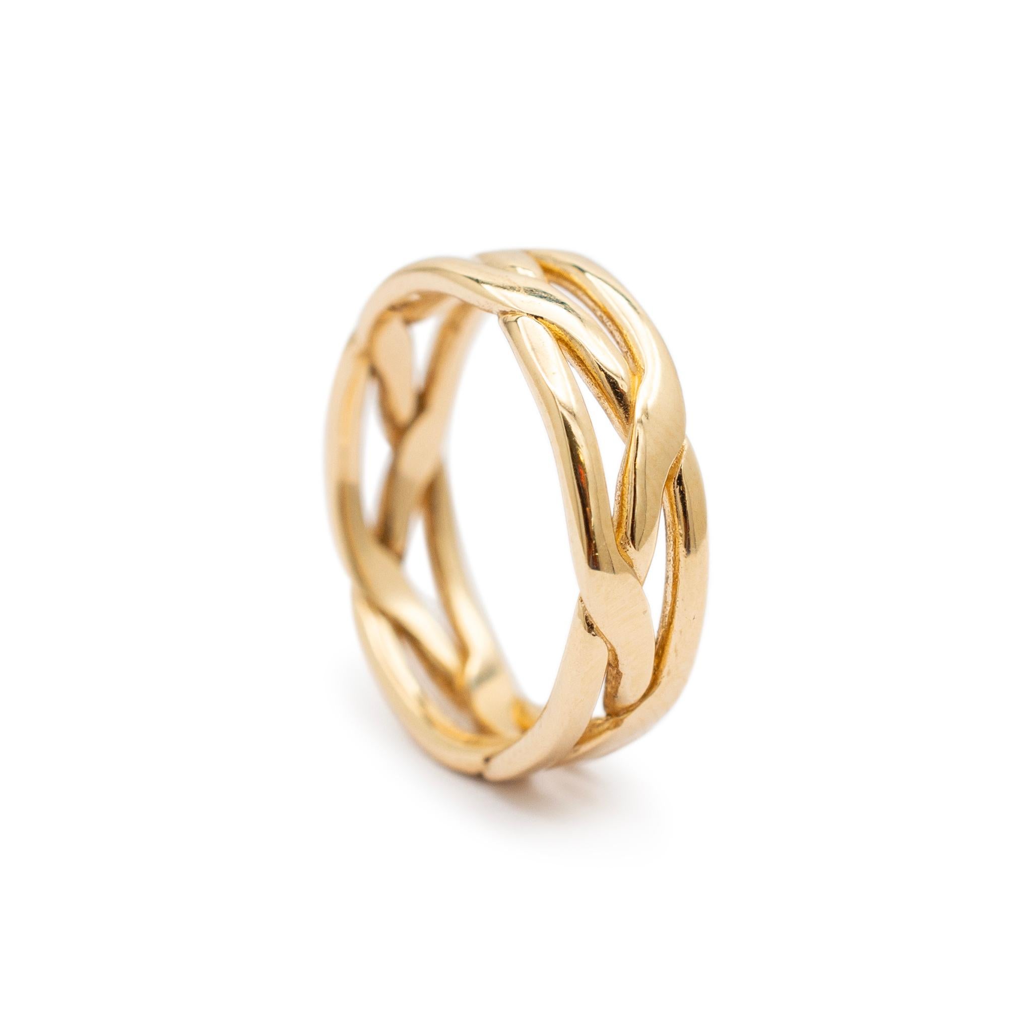 Marke: James Avery

Geschlecht: Damen

Metall Typ: 14K Gelbgold

Größe: 5

Maximale Breite des Schaftes: 3.90 mm

Gewicht: 3.30 Gramm

Damenring aus 14K Gelbgold. Gestempelt 