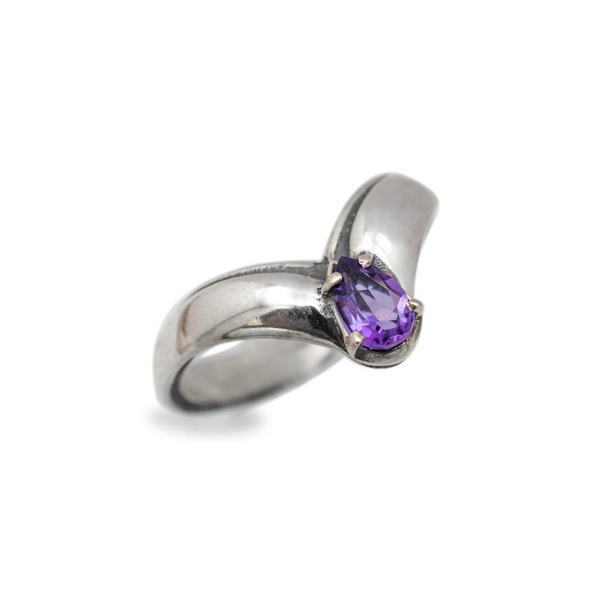 Marke: James Avery

Geschlecht: Damen

Größe: 7

Breite: 10,00 mm, verjüngt auf 3,70 mm

Gewicht: 3.30 Gramm

Lady's gefertigt poliertem Silber, Amethyst Cocktail-Ring. Die Marke 